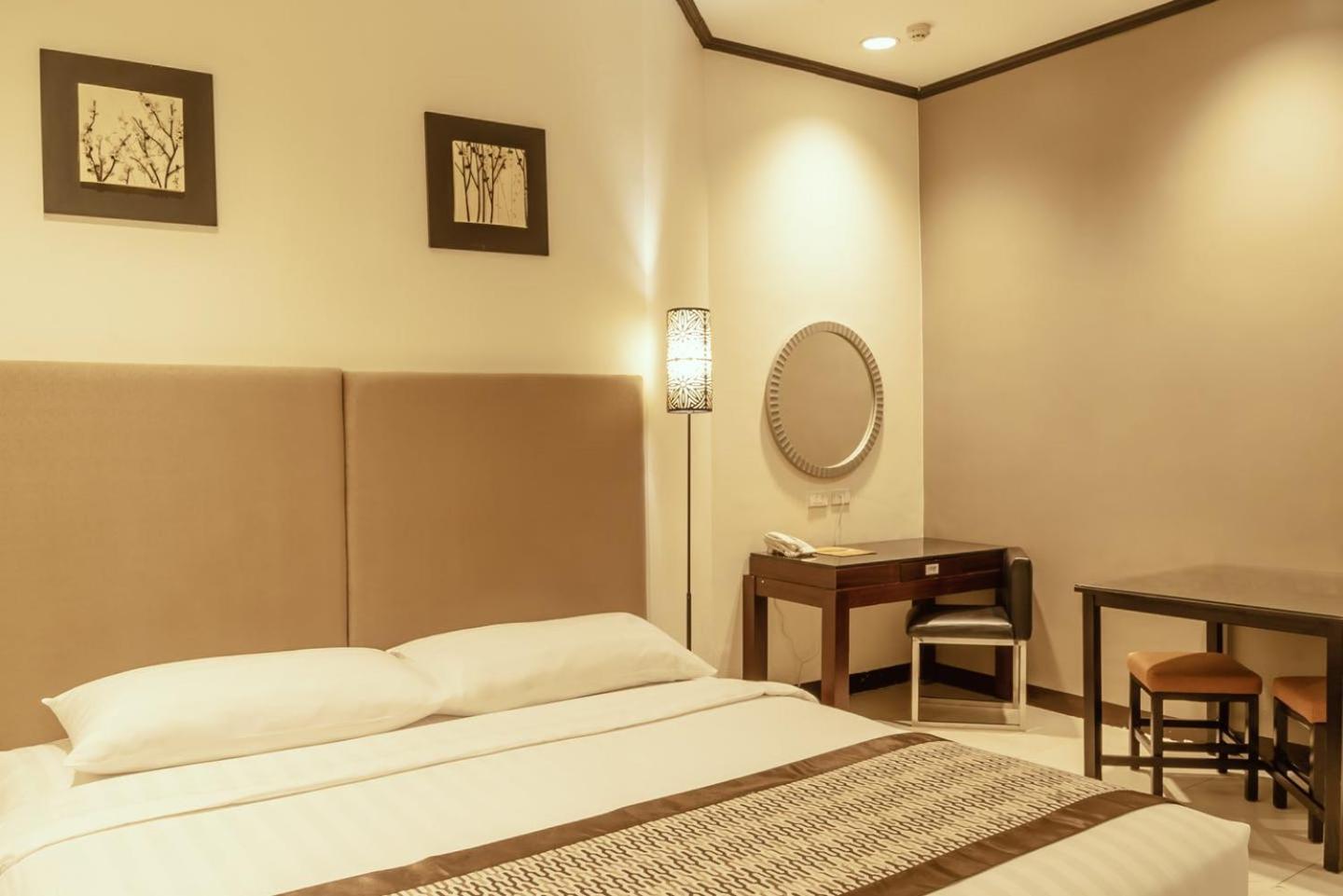 Deluxe King Room - Photo 4