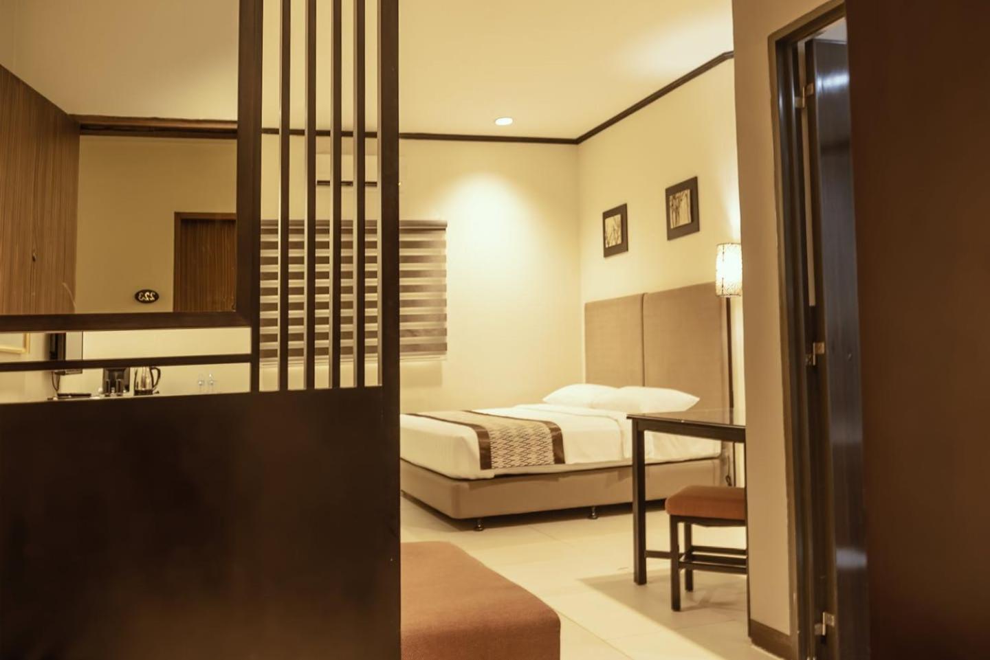 Deluxe King Room - Photo 2