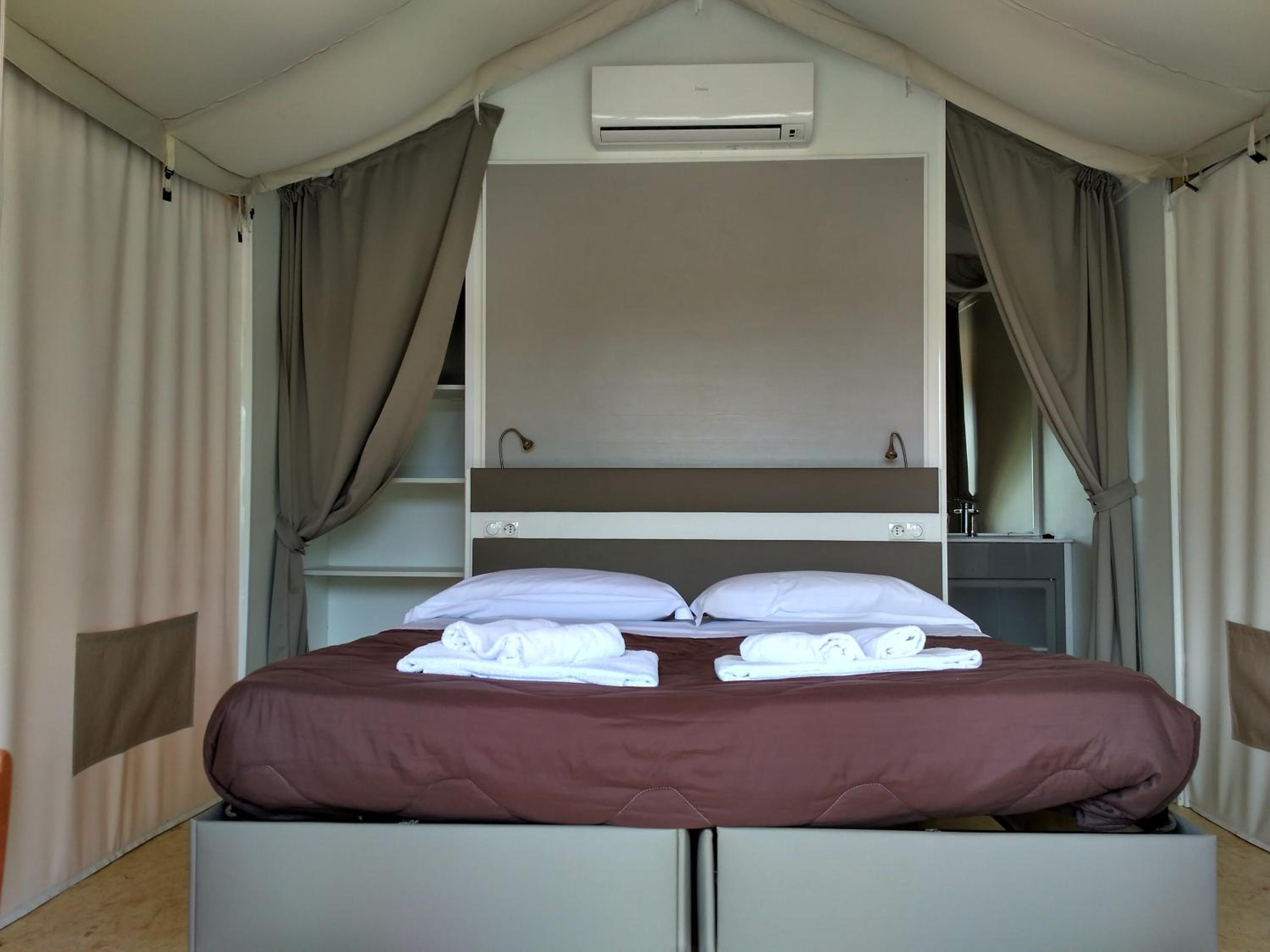 Urban Safari Tent with Free Parking thumbnail 5