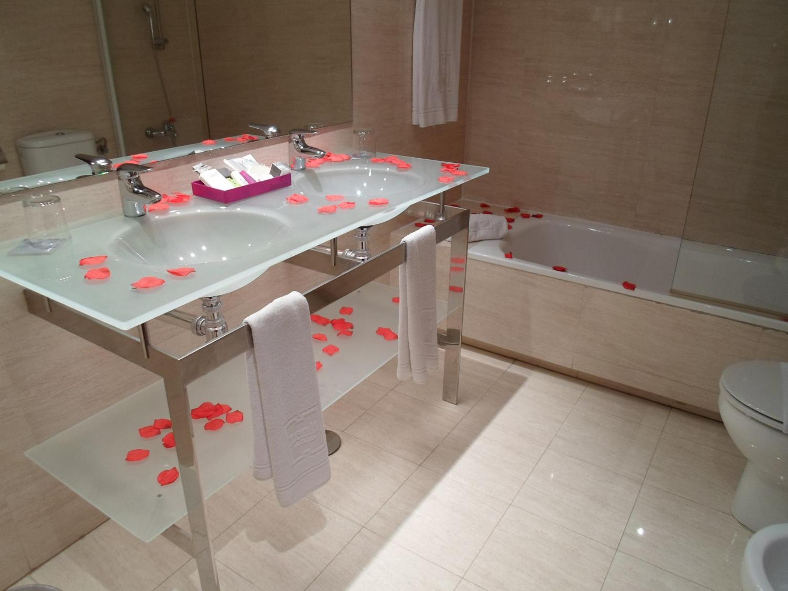 Romantic Package - Standard Double Room - Photo 4