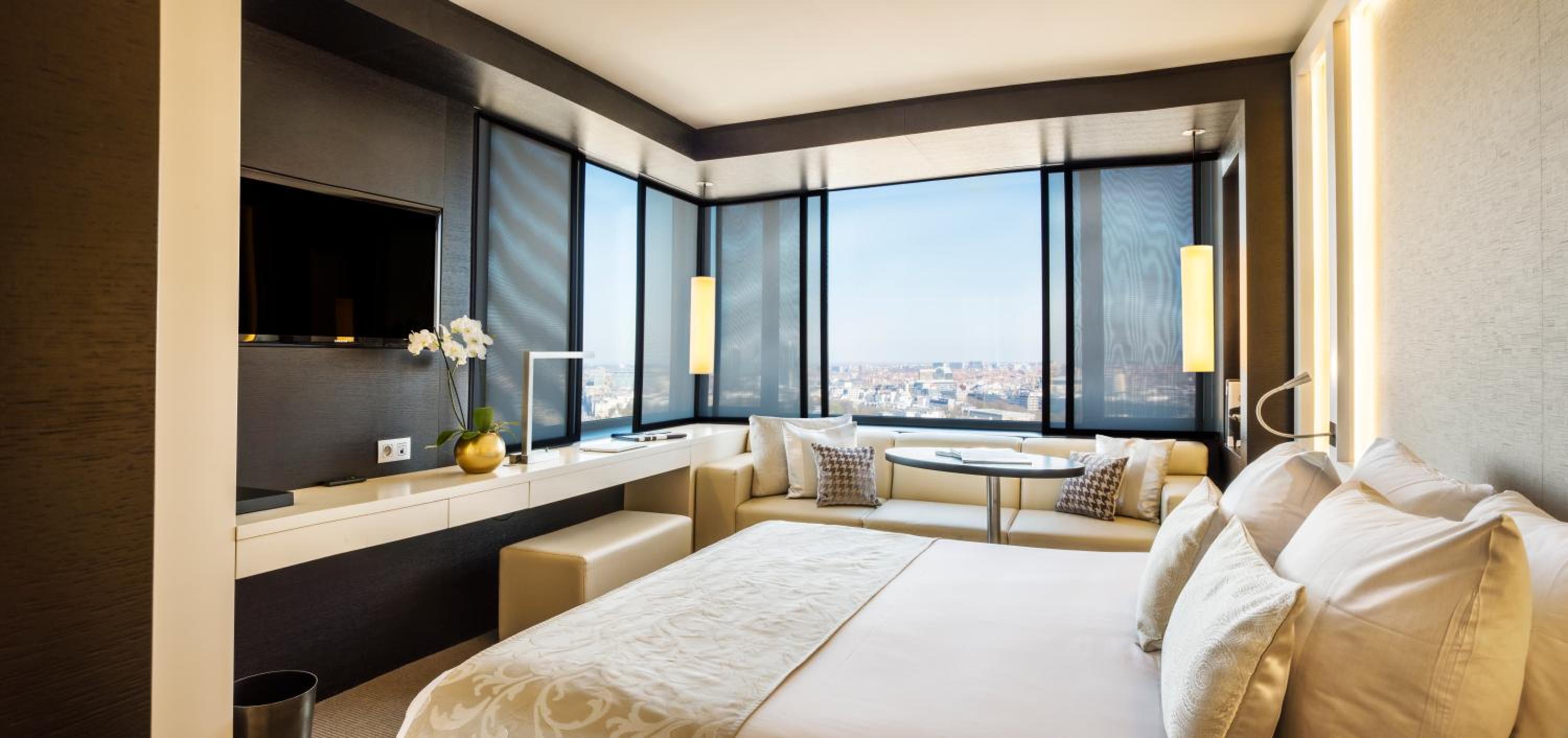 Deluxe Panorama Corner Room with Lounge Access