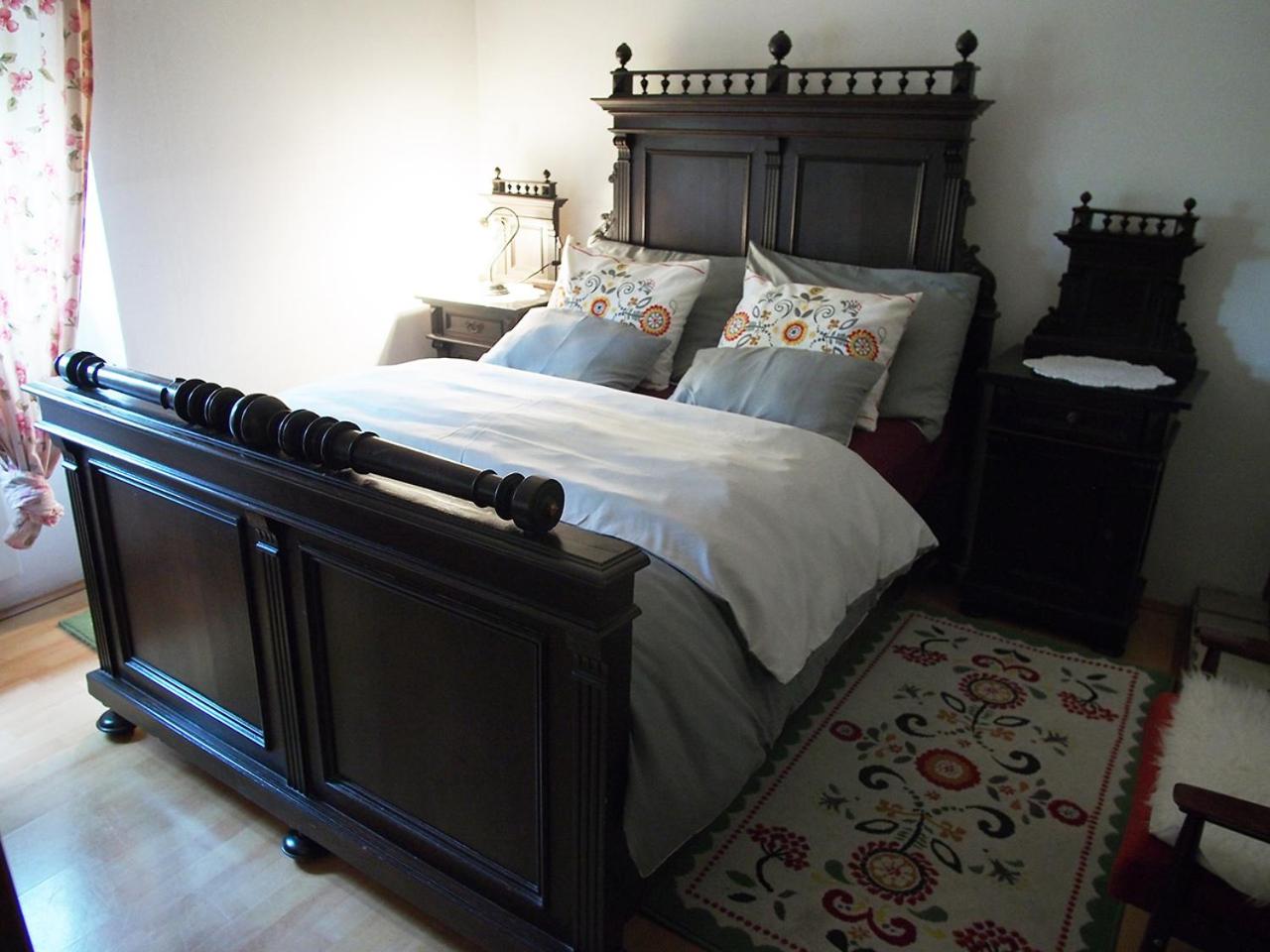 One-Bedroom Apartment - Photo 1