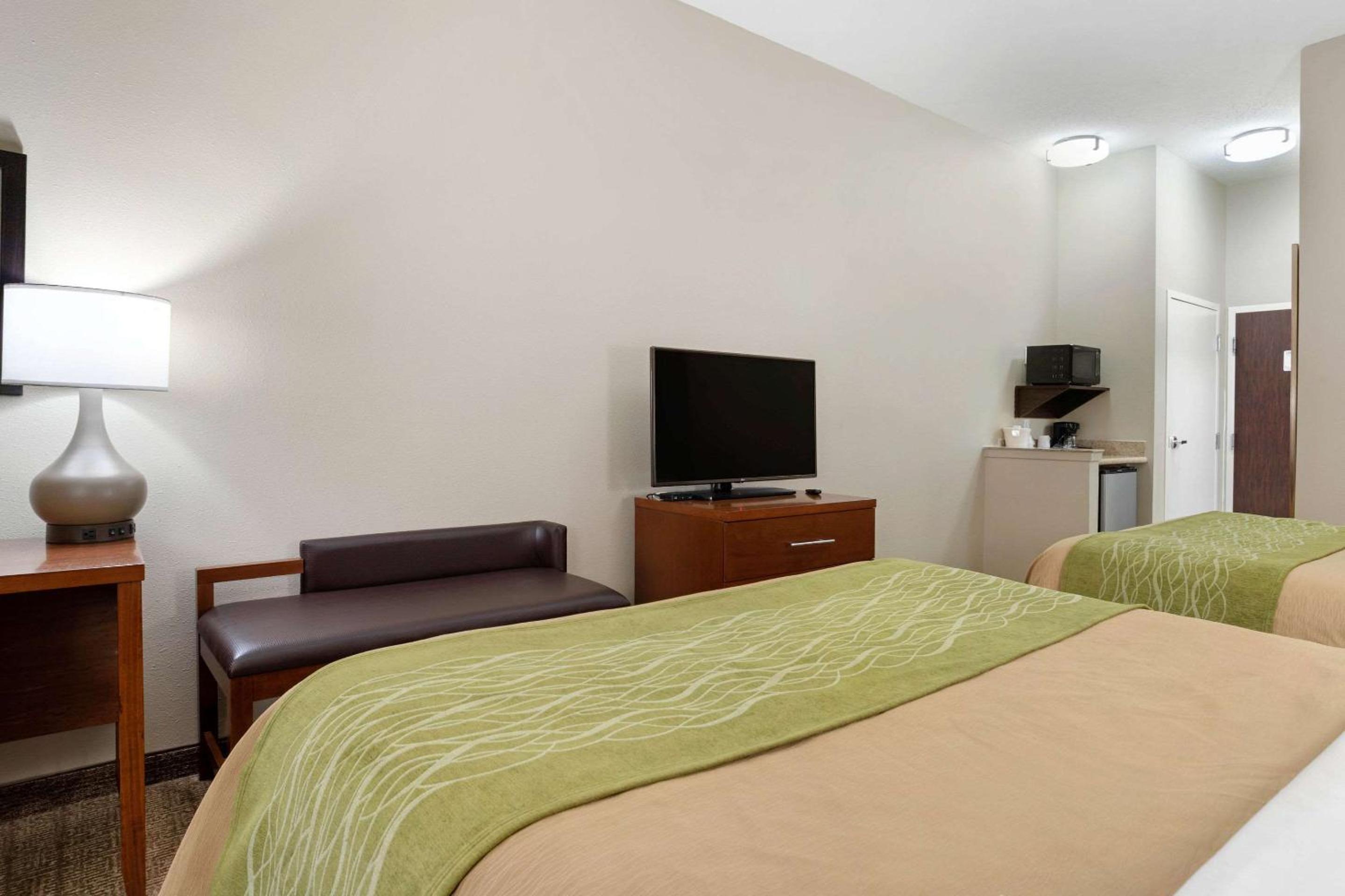 Queen Room with Two Queen Beds - Non-Smoking - Photo 5