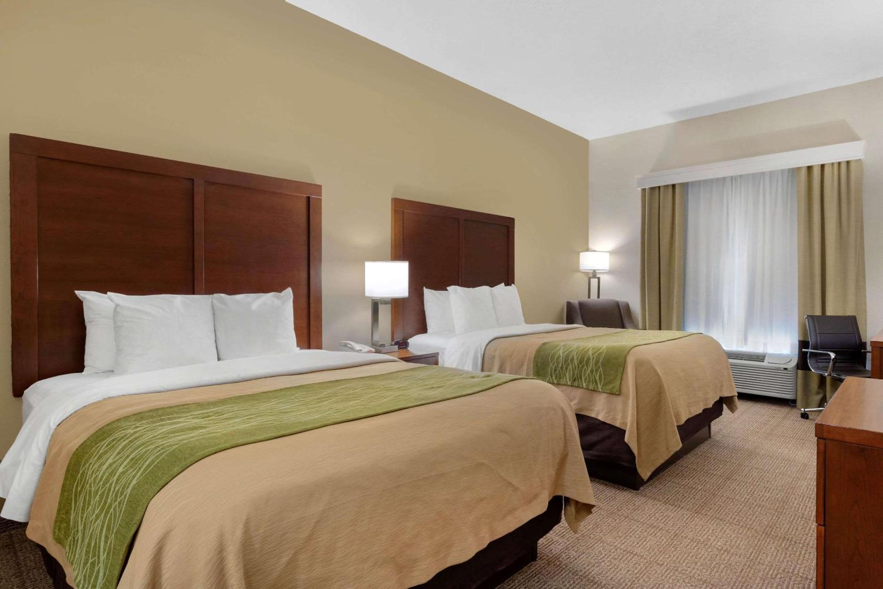Queen Room with Two Queen Beds - Non-Smoking - Photo 4