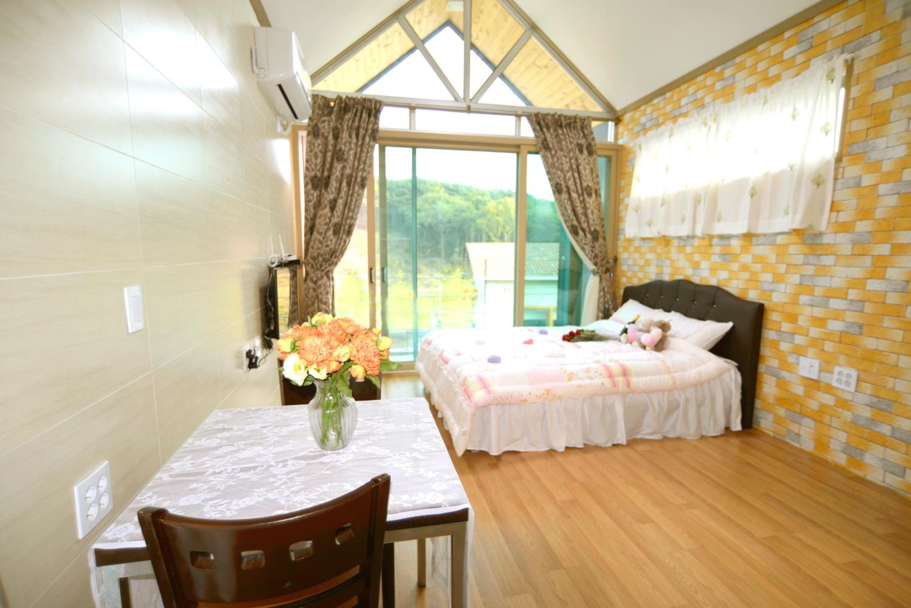 One-Bedroom House photo 1