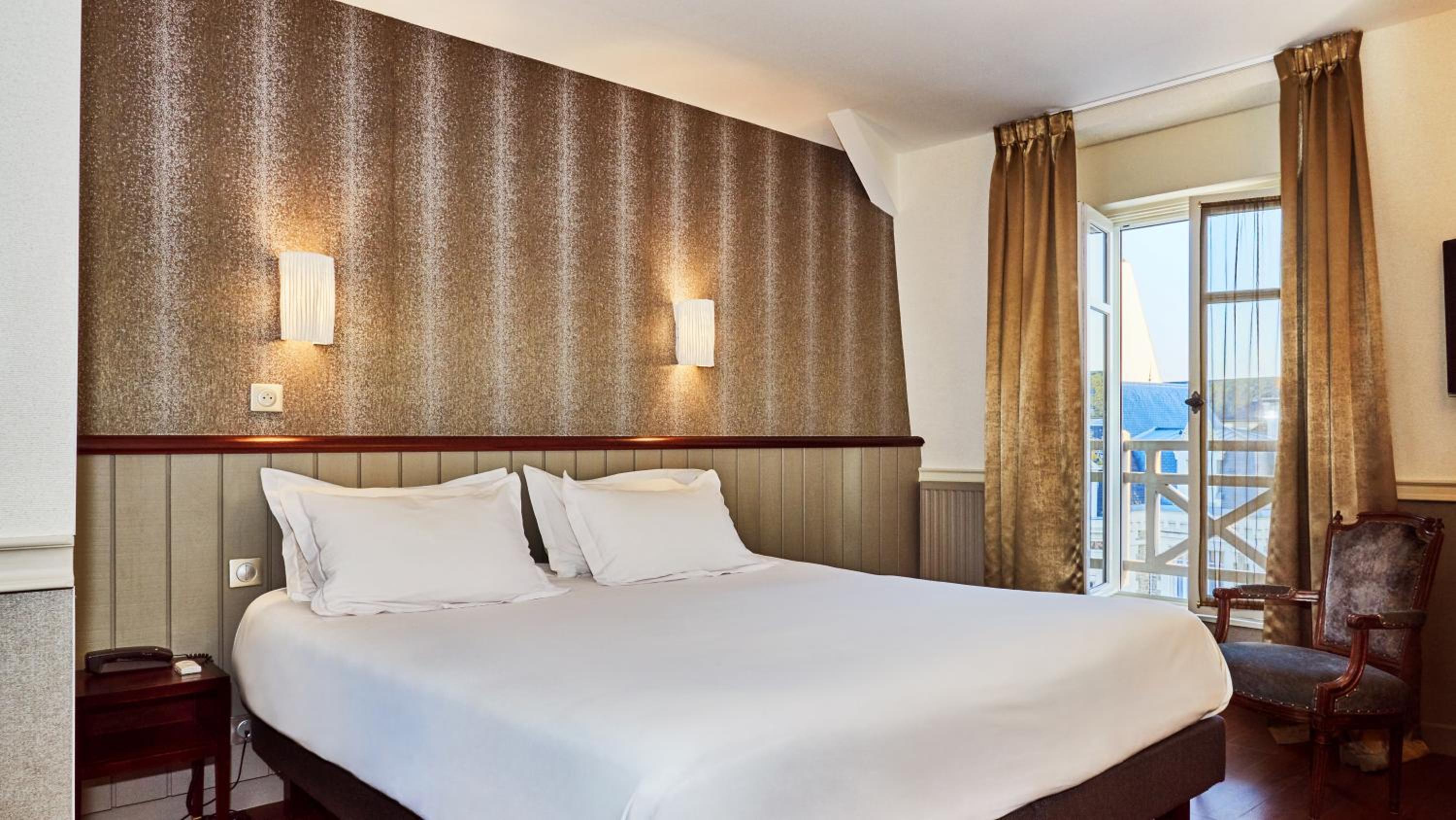 Comfort Double Room with Street View - Photo 4