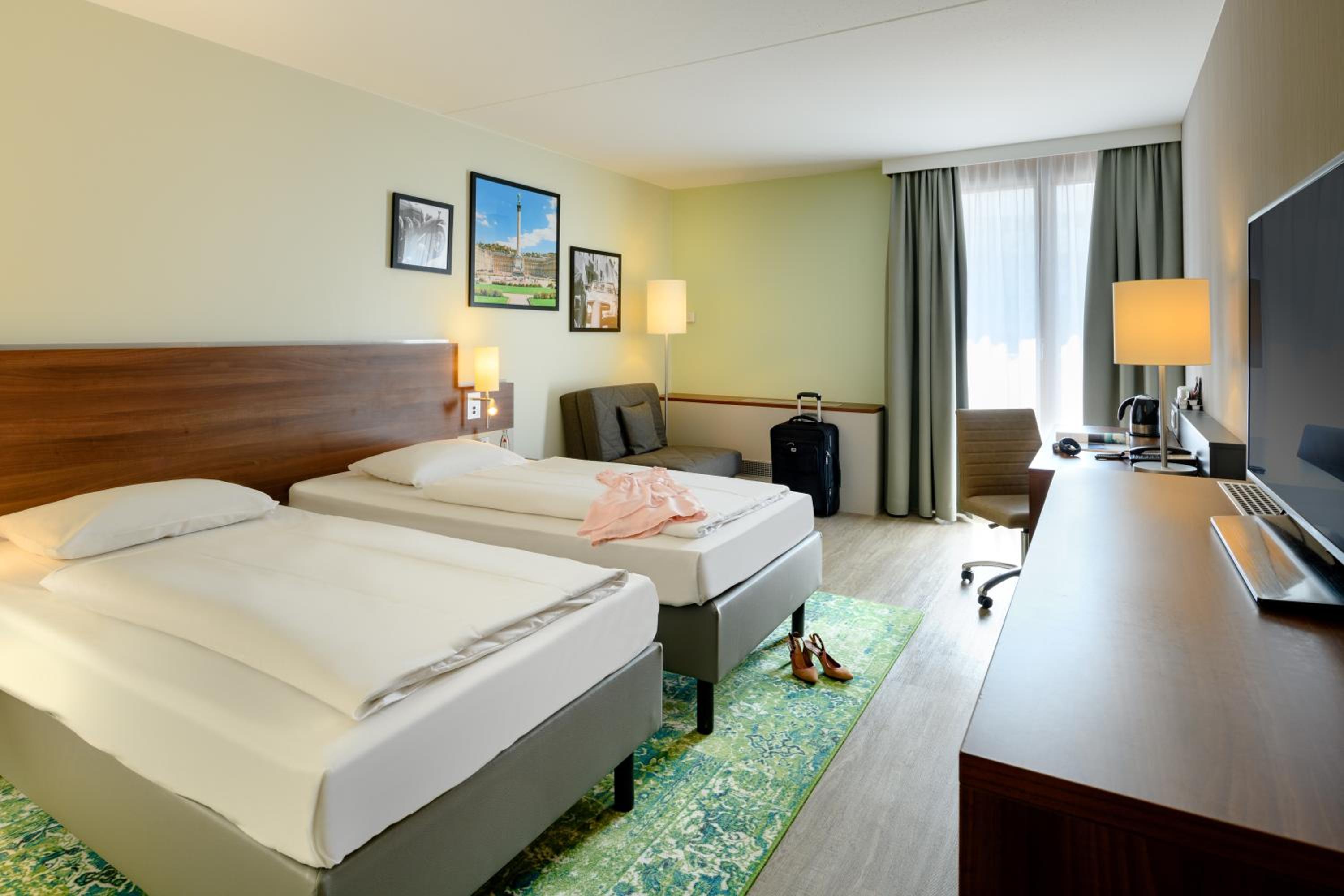 Standard Twin Room with Sofa - Photo 1