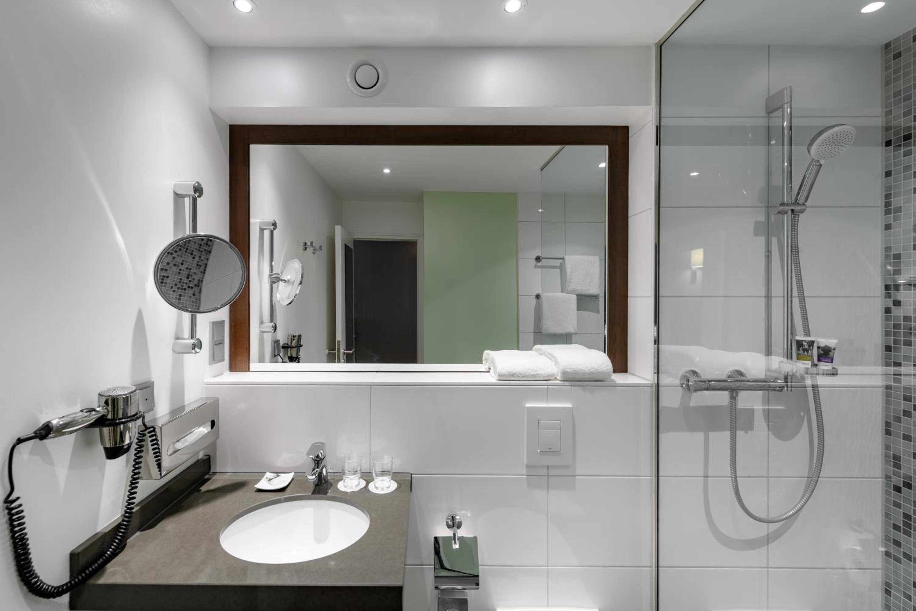 Standard Queen Room - Photo 7