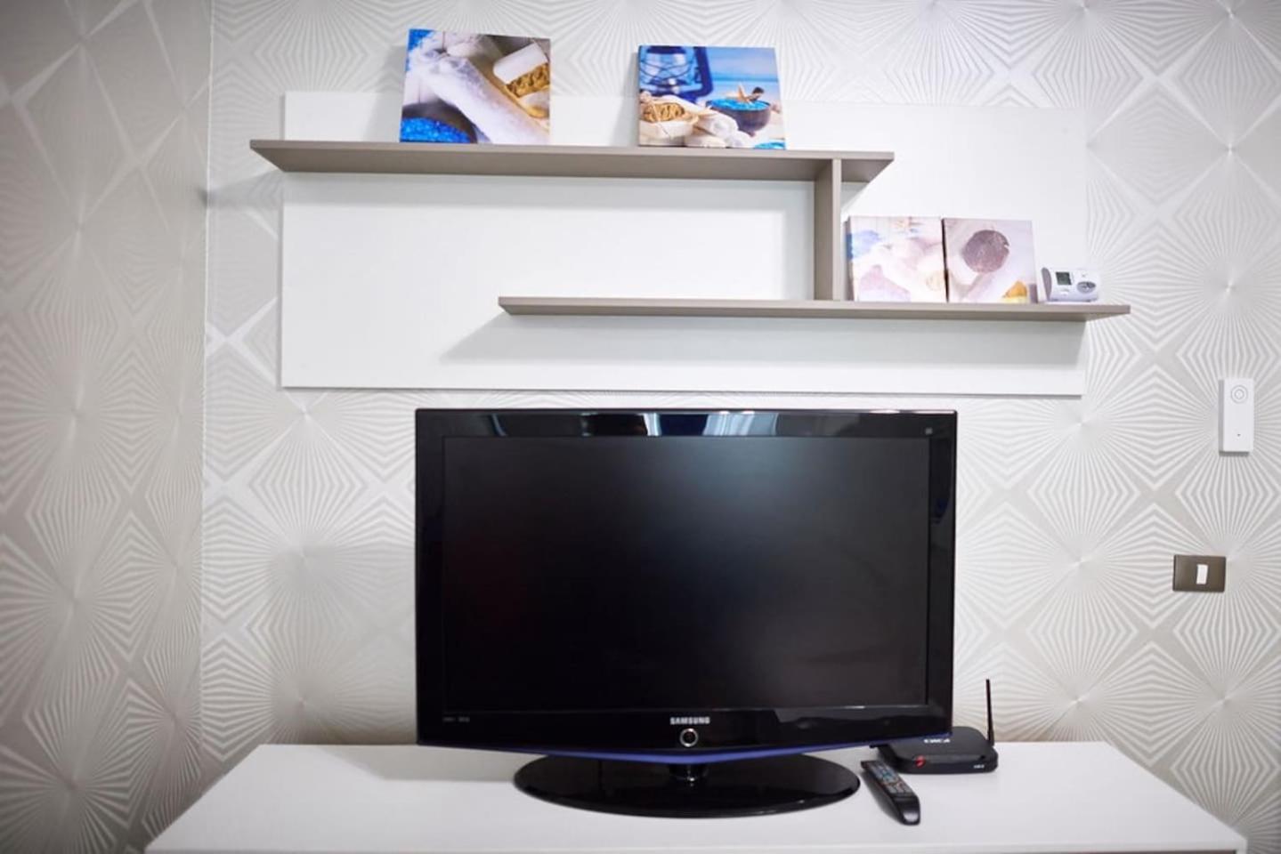 One-Bedroom Apartment - Photo 2