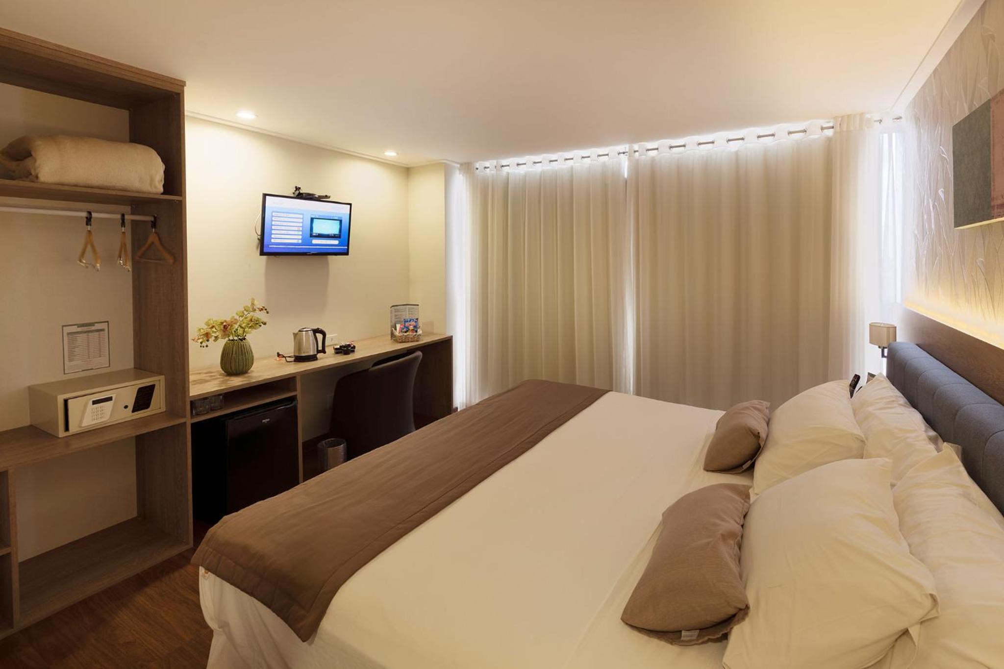 Deluxe King Suite - Non-Smoking photo 3