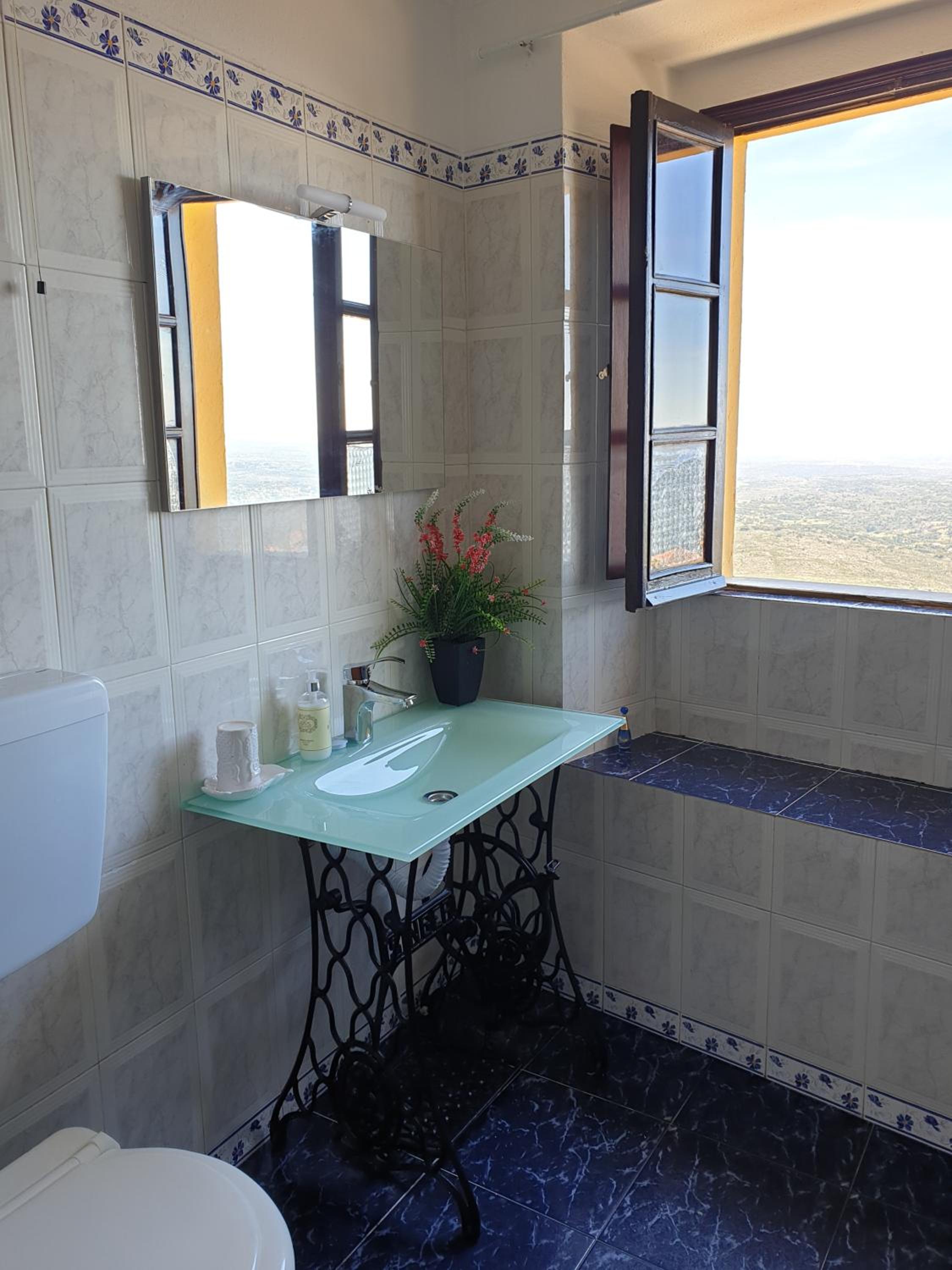 Apartment with Mountain View - Photo 9
