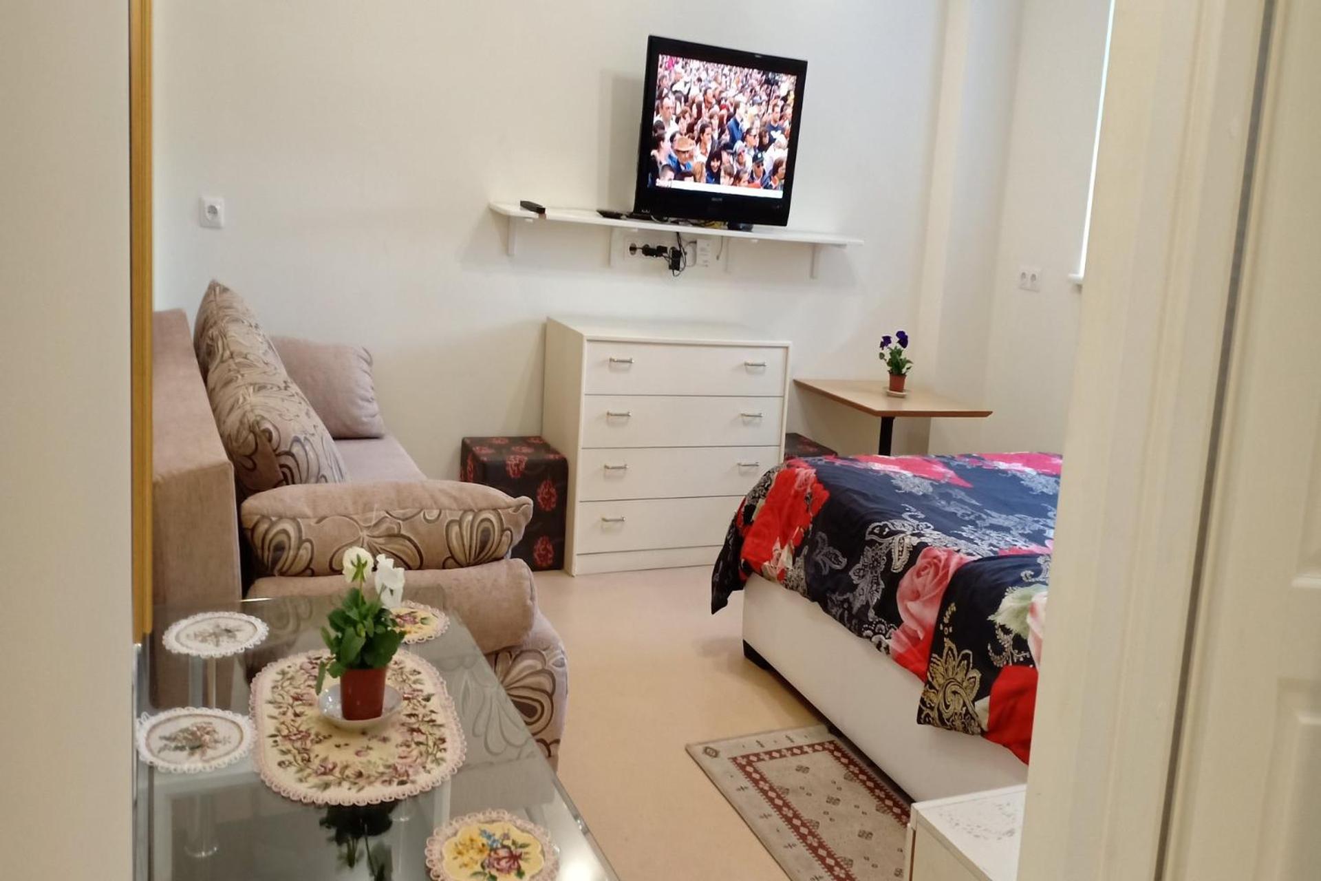 One-Bedroom Apartment - Photo 1
