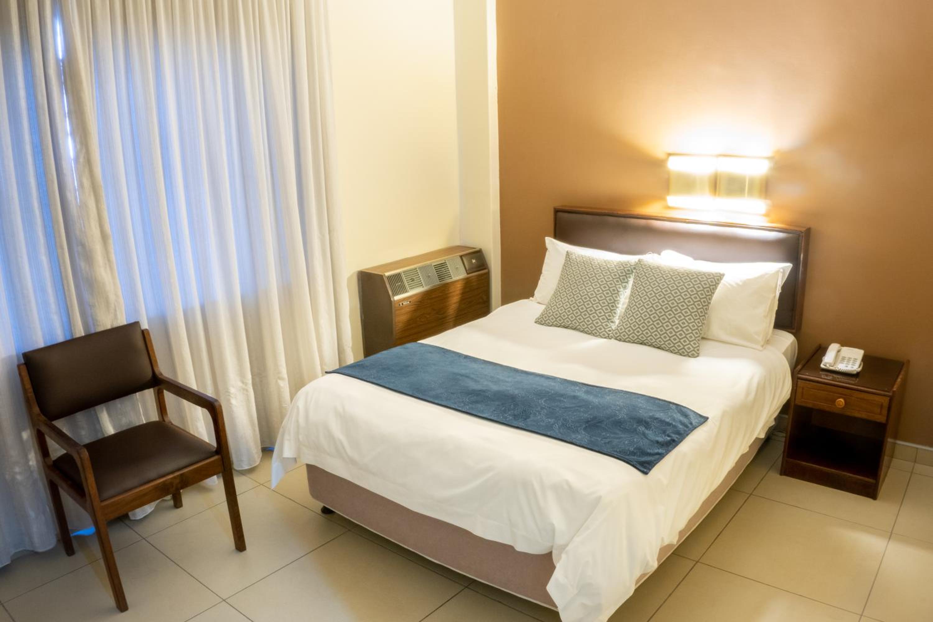 Single Room with Private Bathroom photo 3