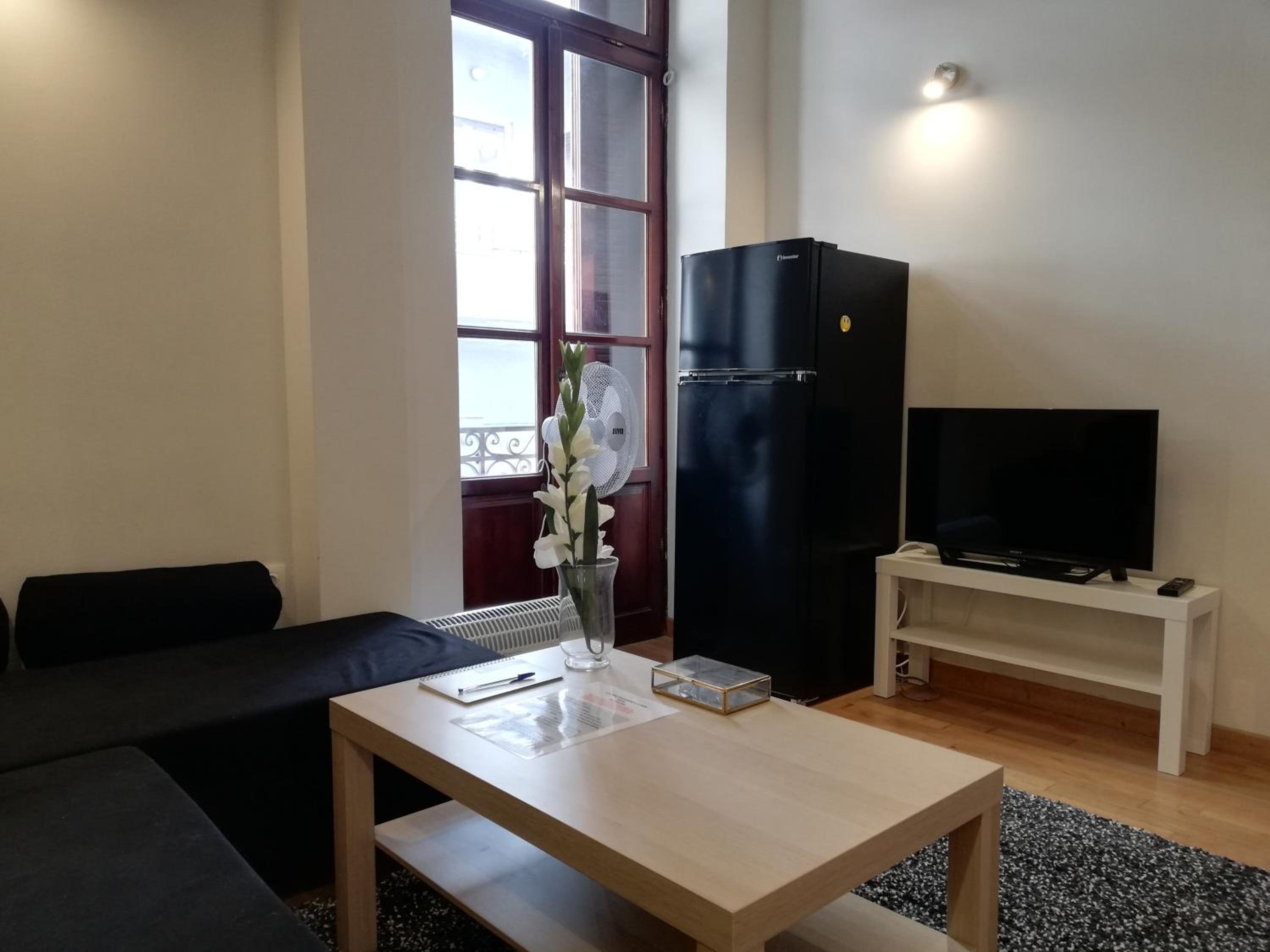 (1A) A One-Bedroom Apartment photo 2