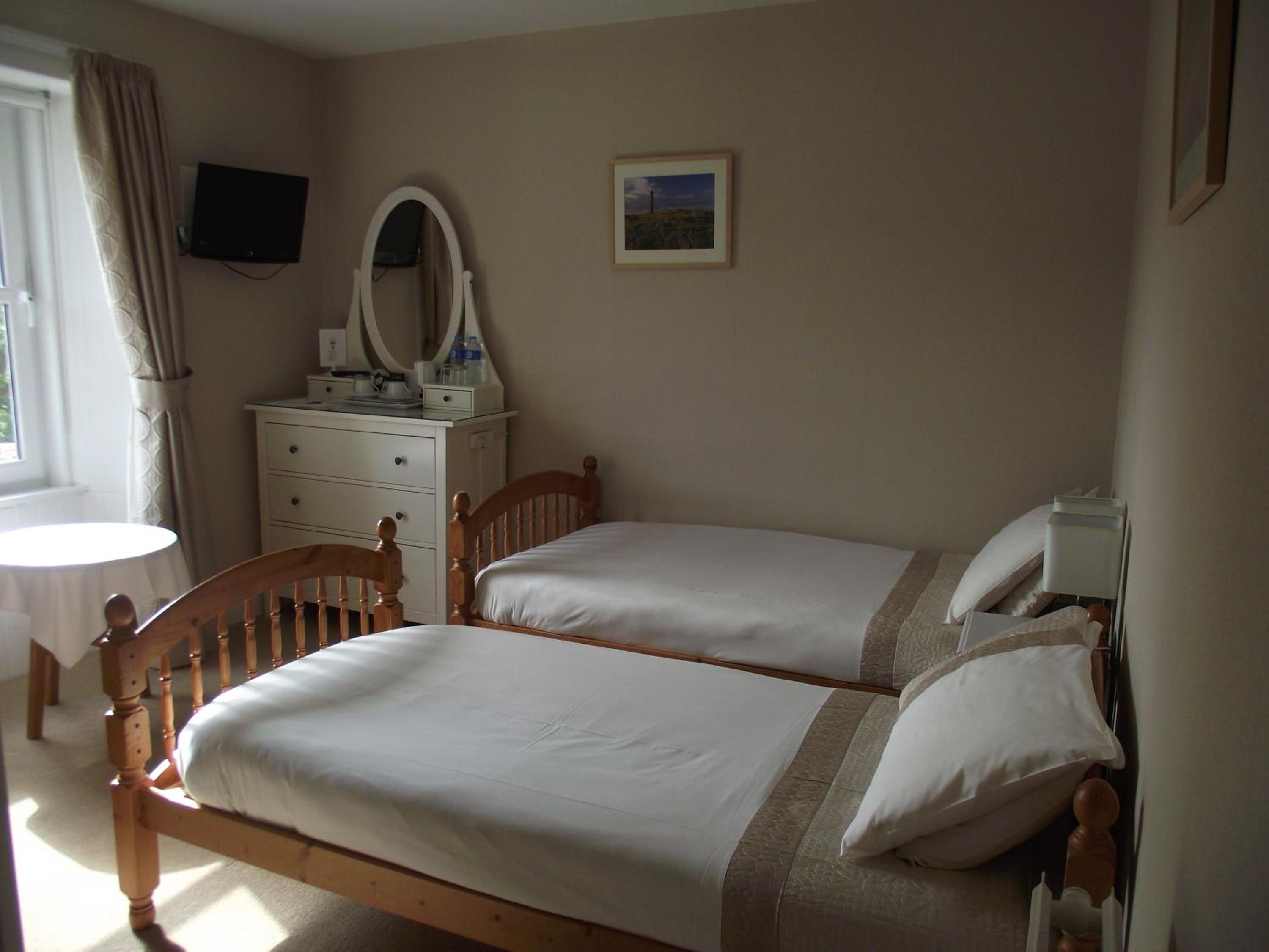 Twin Room with Private Bathroom - Photo 5