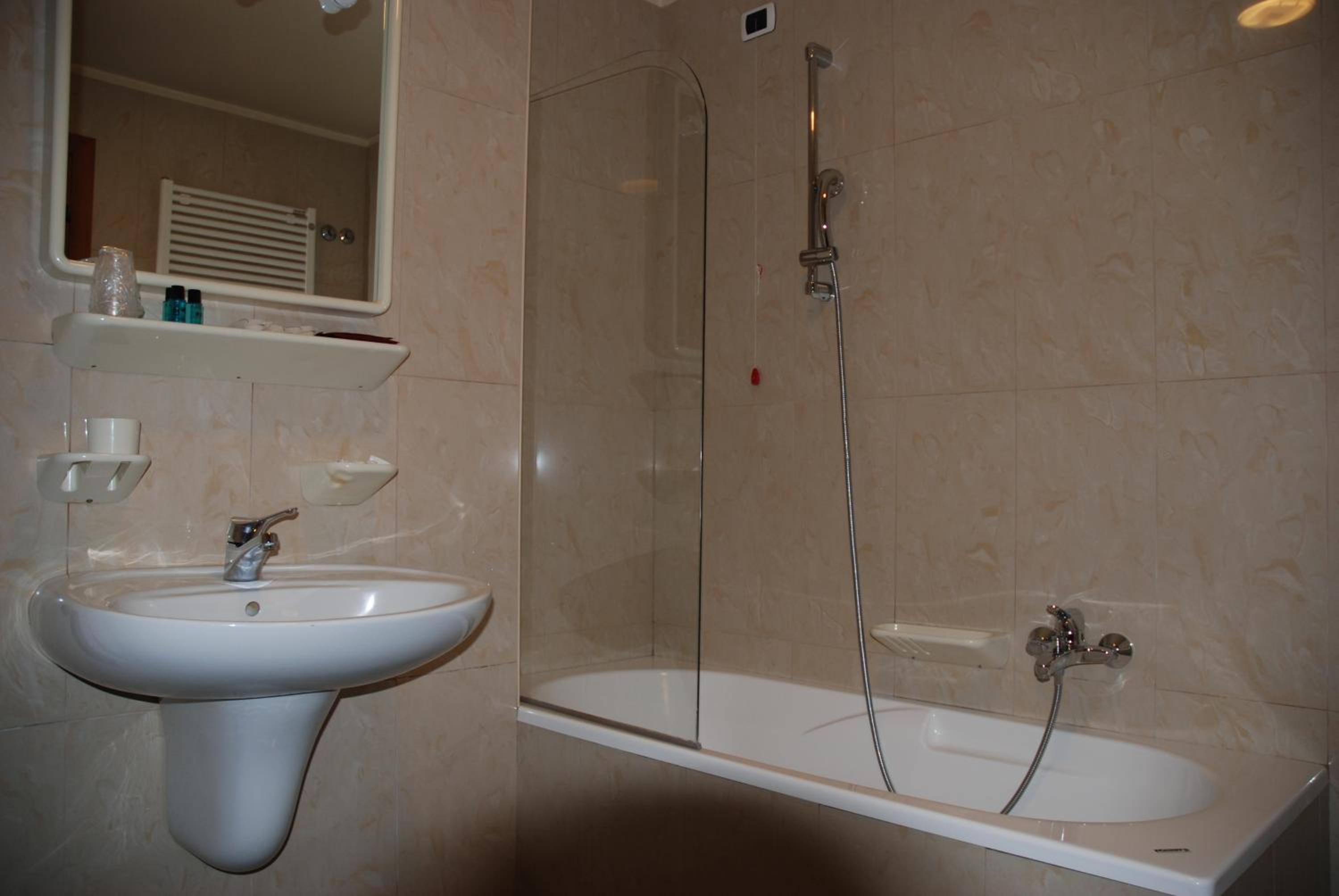Standard Twin Room - Photo 3