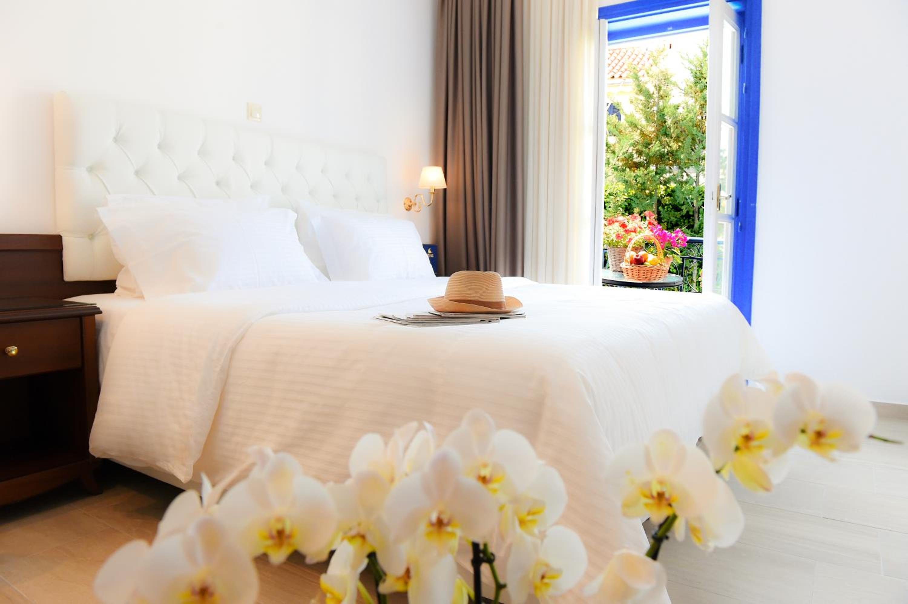 Double or Twin Room with Pool View photo 2