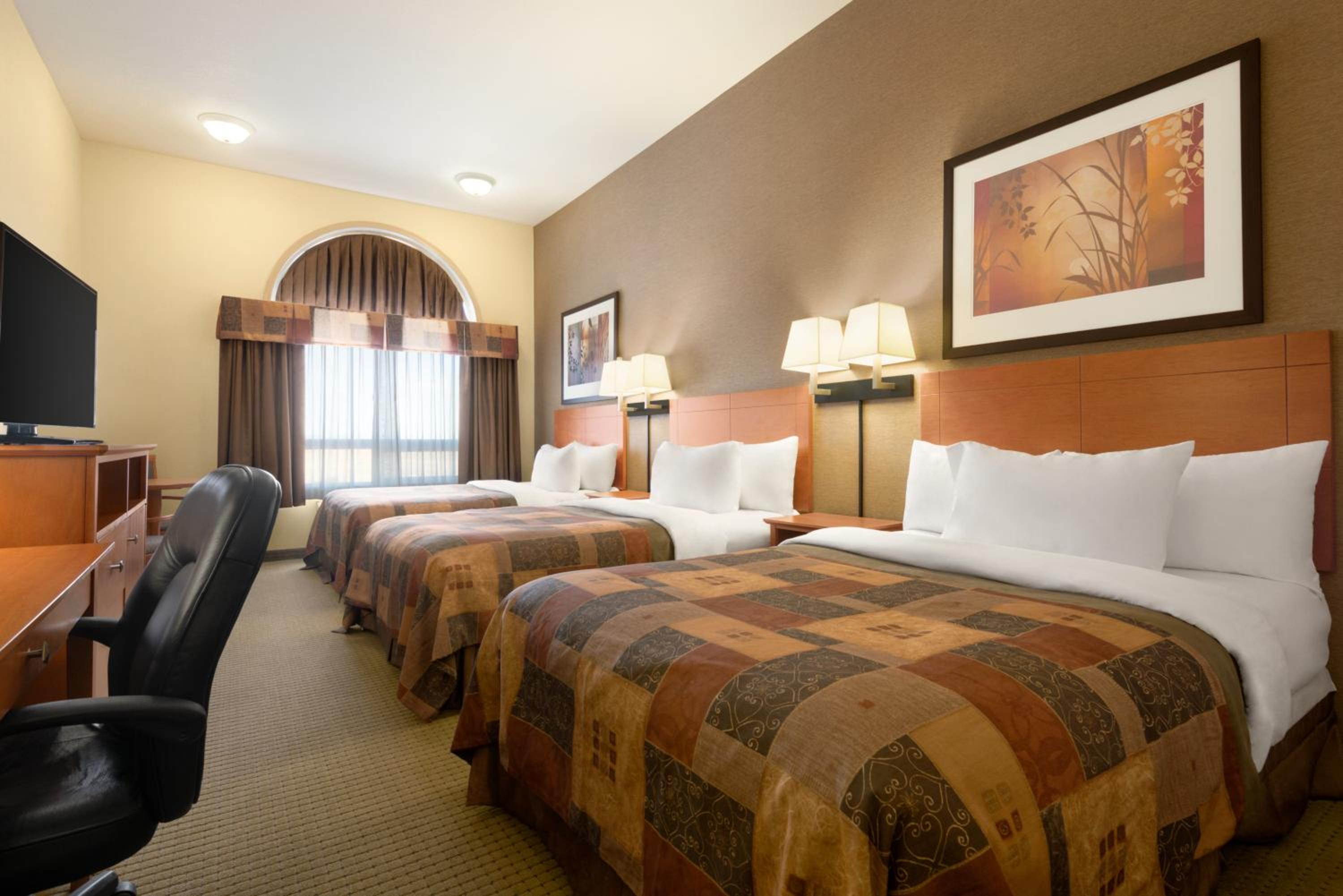 Superior Room with Three Double Beds - Non-Smoking - Photo 4