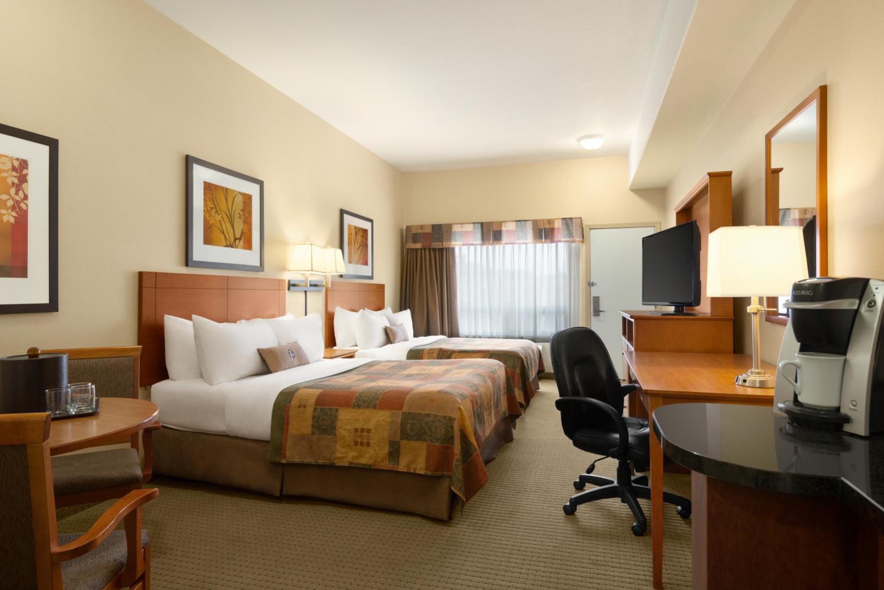 Deluxe Queen Studio with Two Queen Beds - Non-Smoking - Photo 6