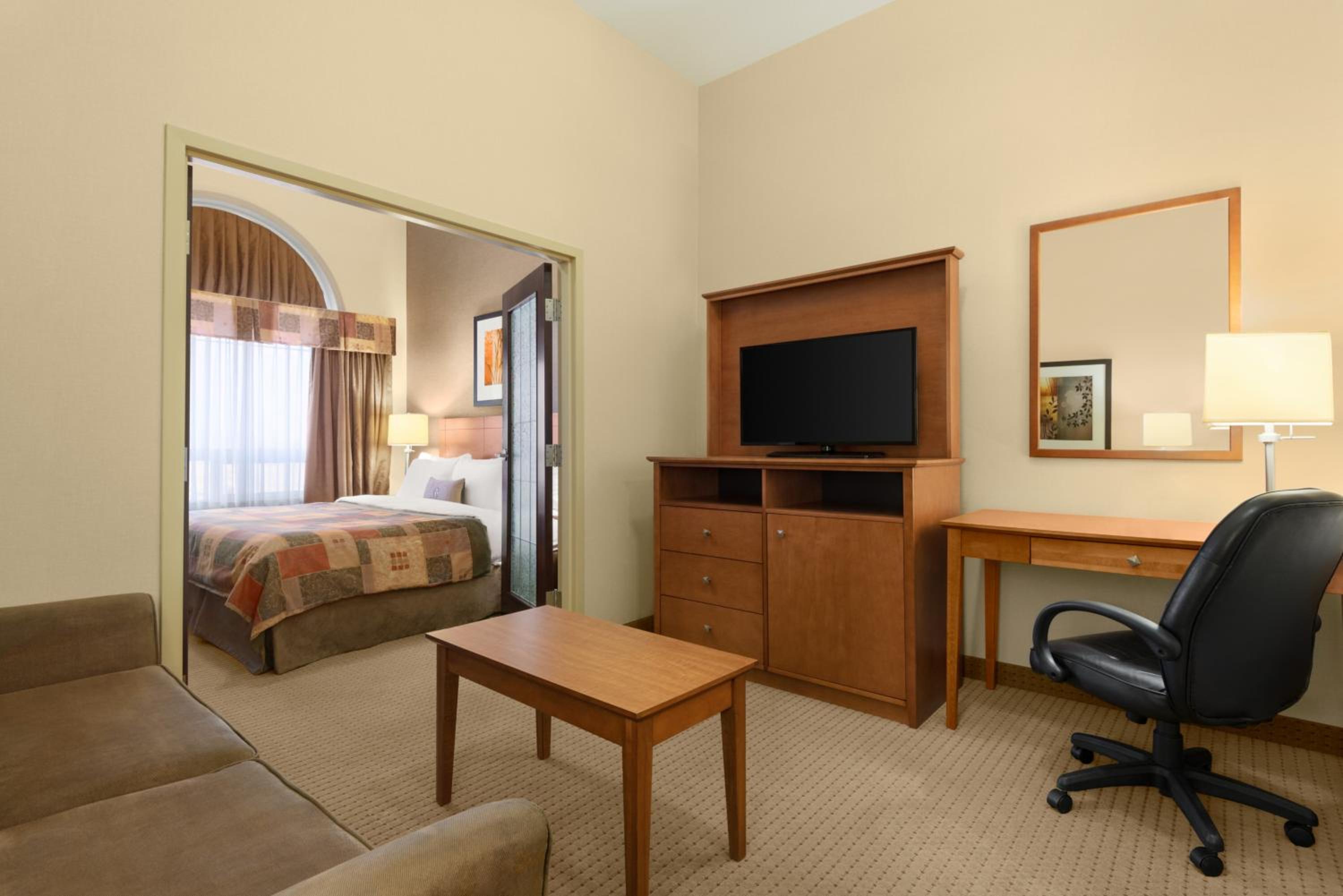 Deluxe King Suite photo 2