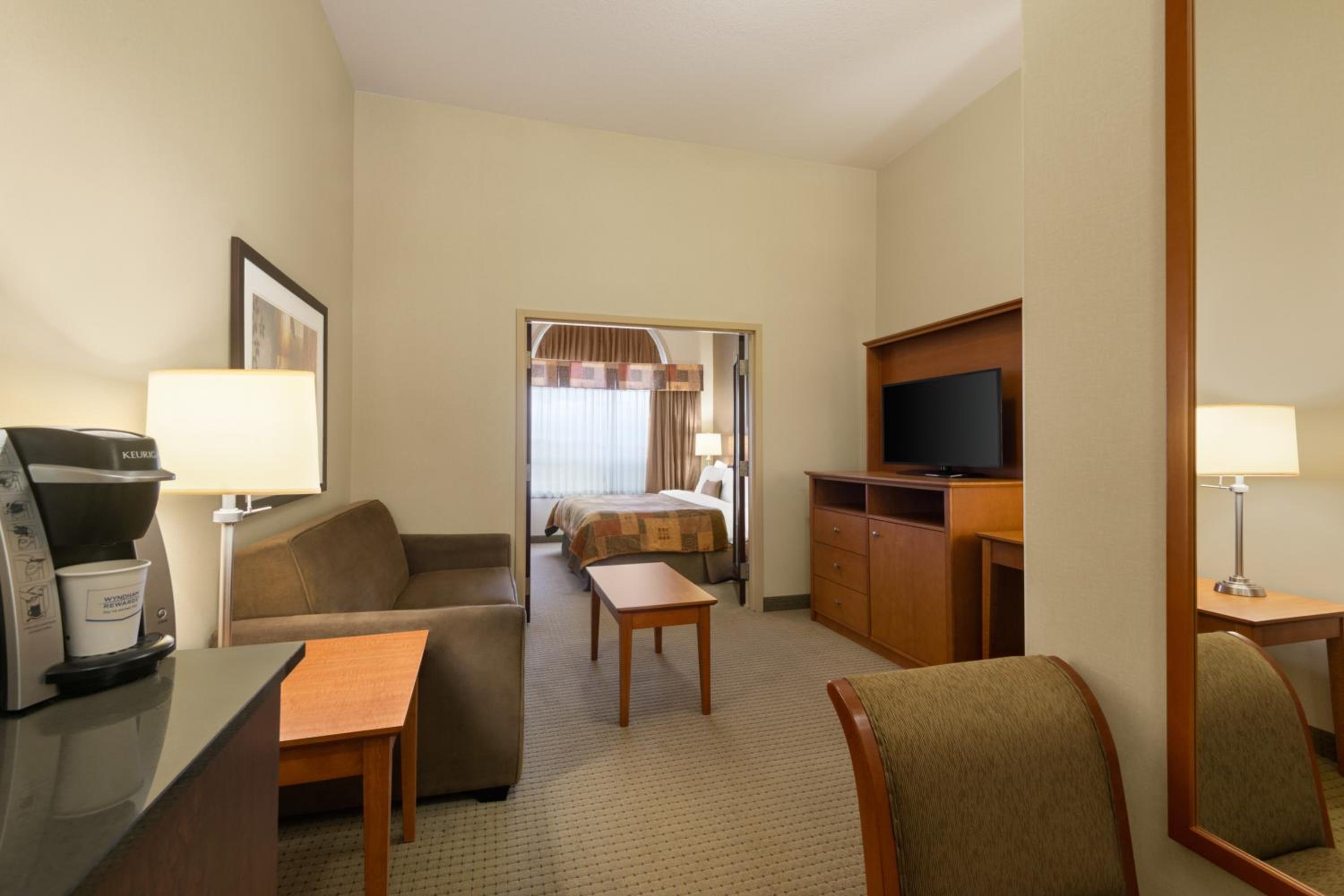 Deluxe King Suite photo 3