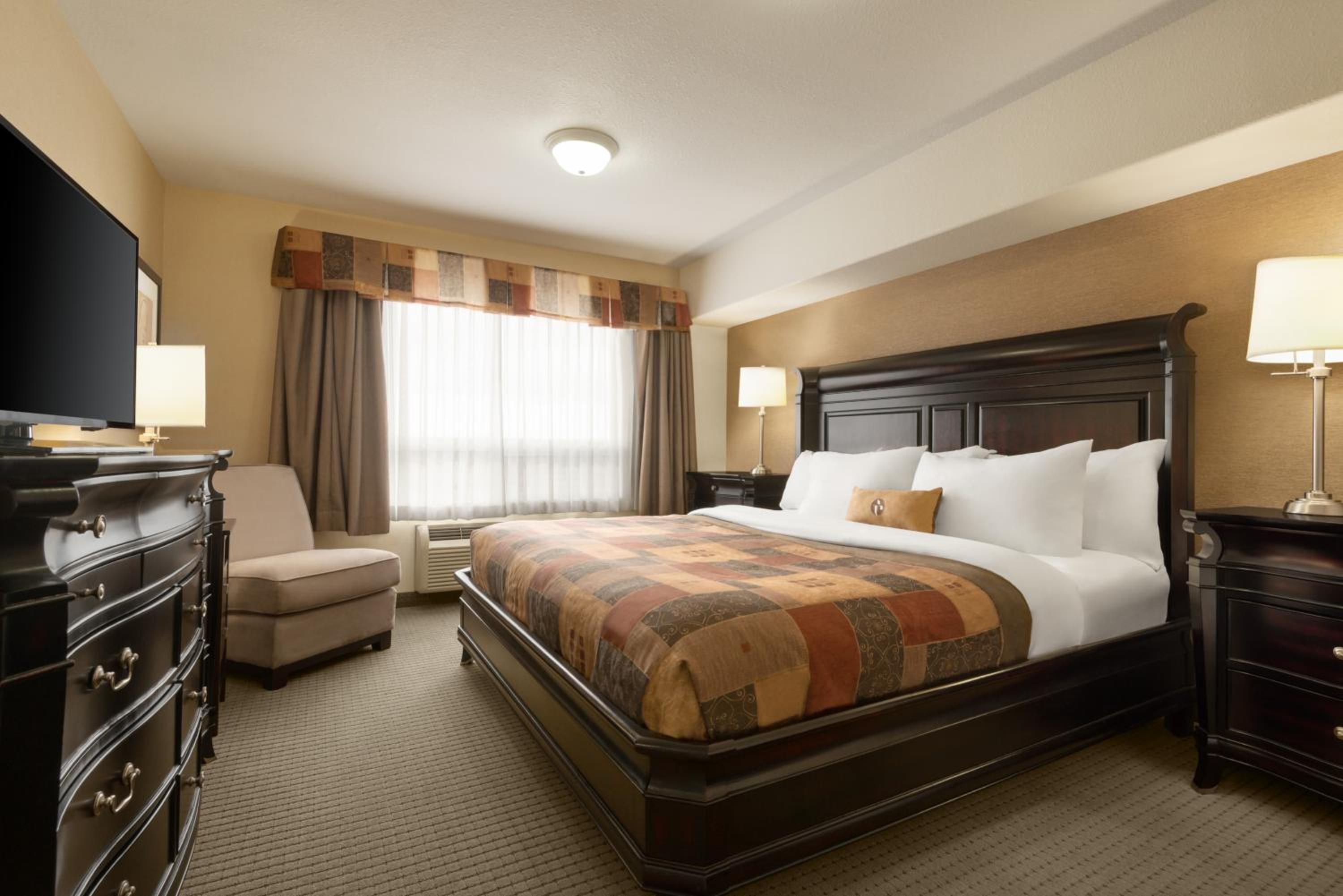 King Suite with Spa Bath - Non-Smoking - Photo 1