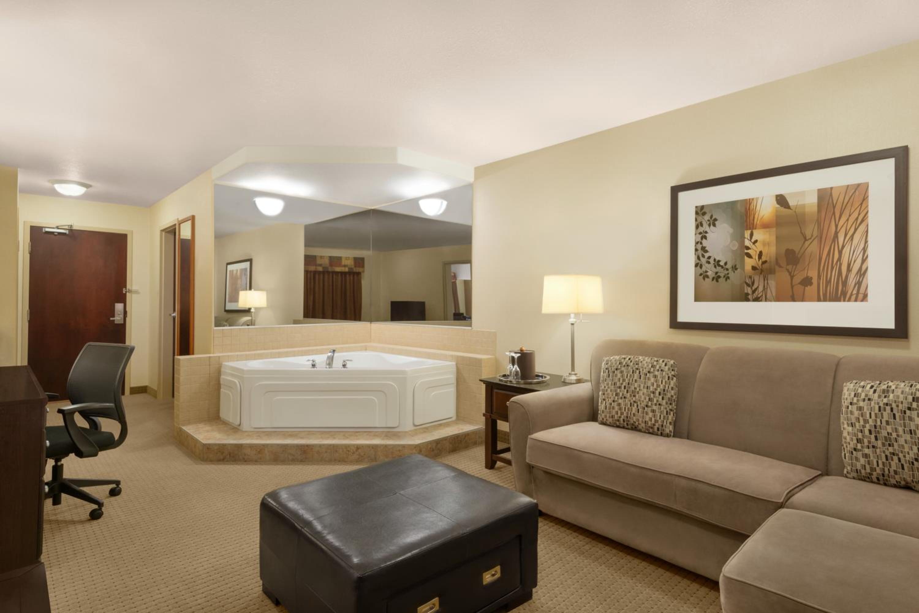 King Suite with Spa Bath - Non-Smoking - Photo 2