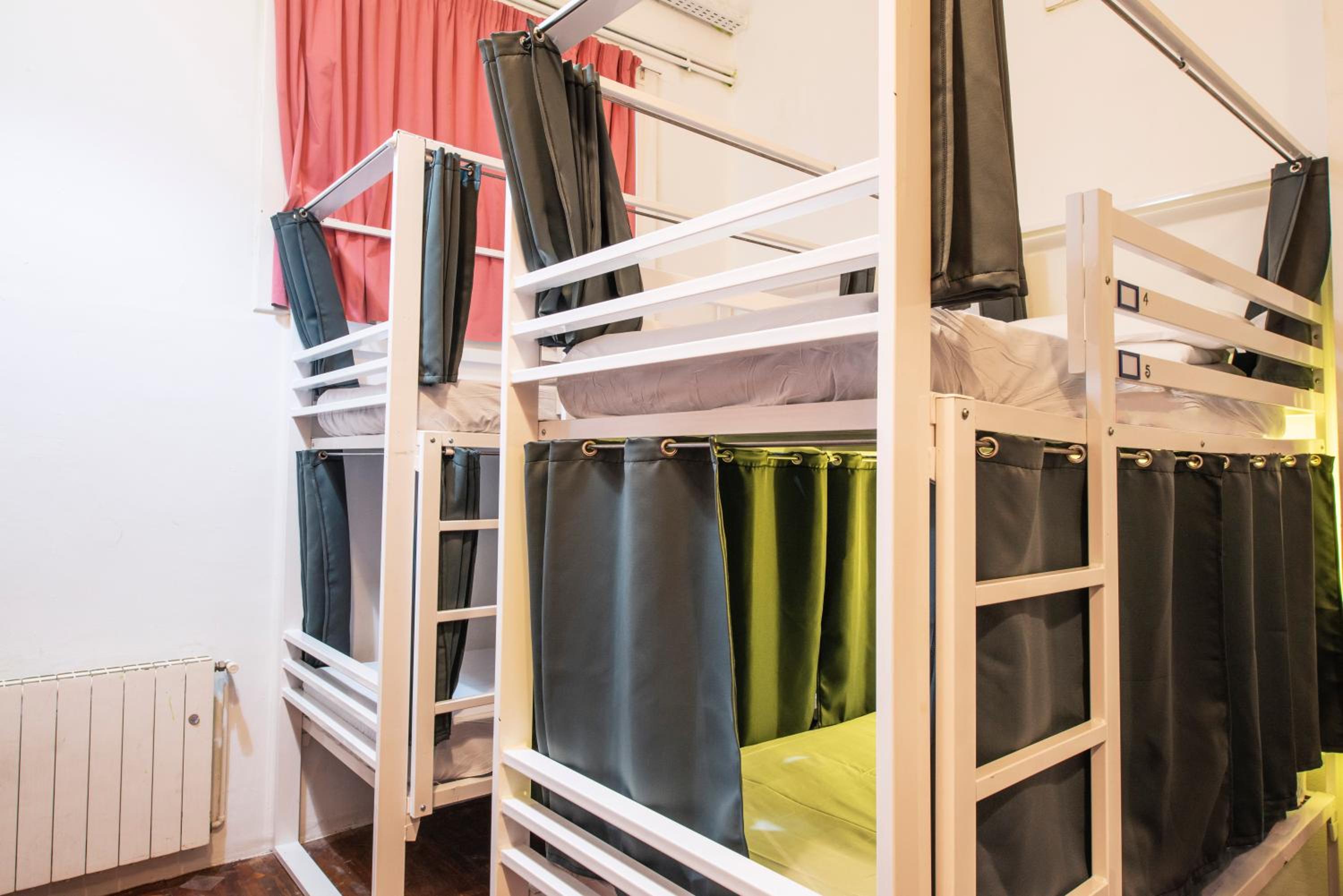 Cama en Habitación compartida para mujeres con 8 camas y baño compartido.