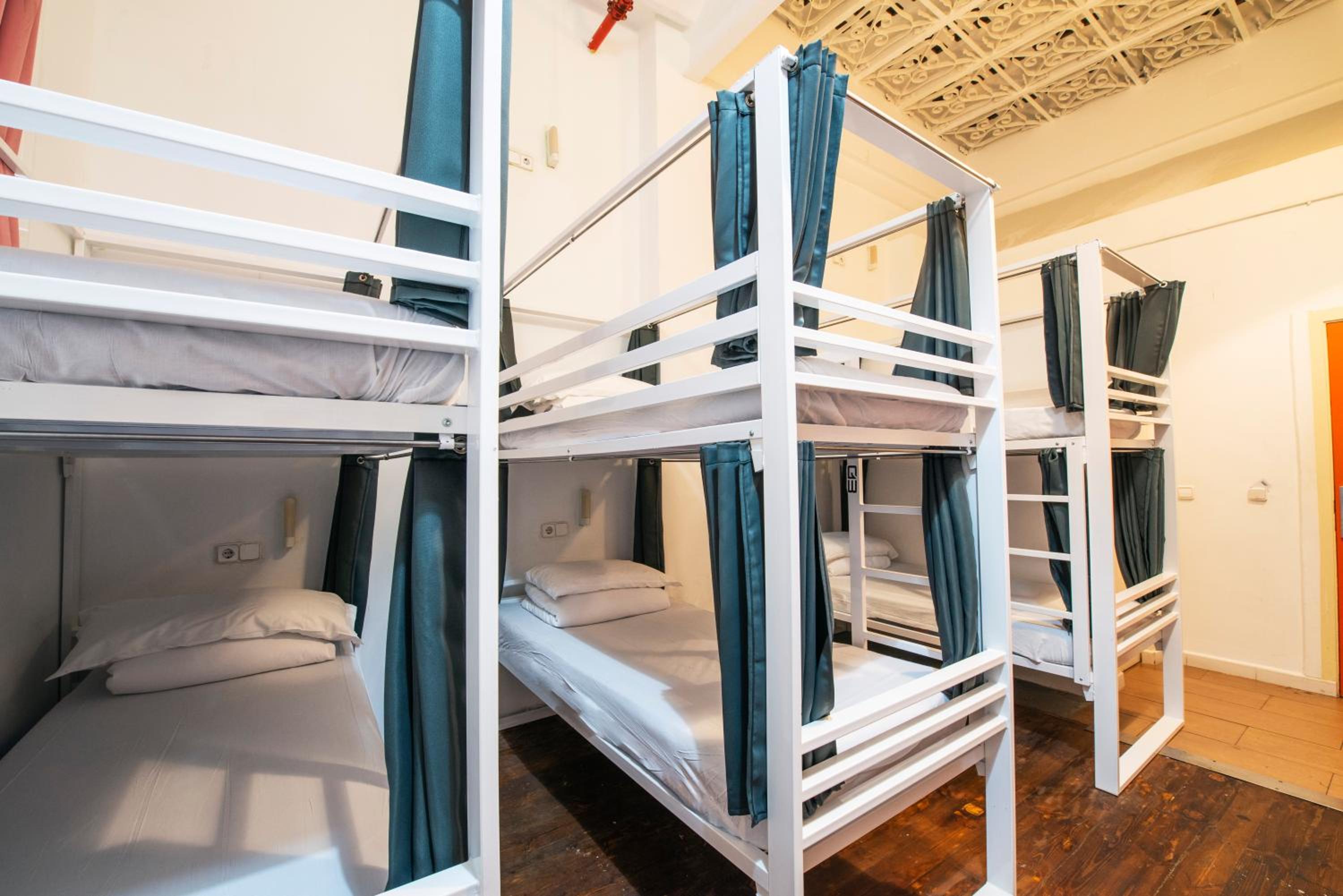 Cama en Dormitorio Mixto de 14 Camas con Baño Compartido