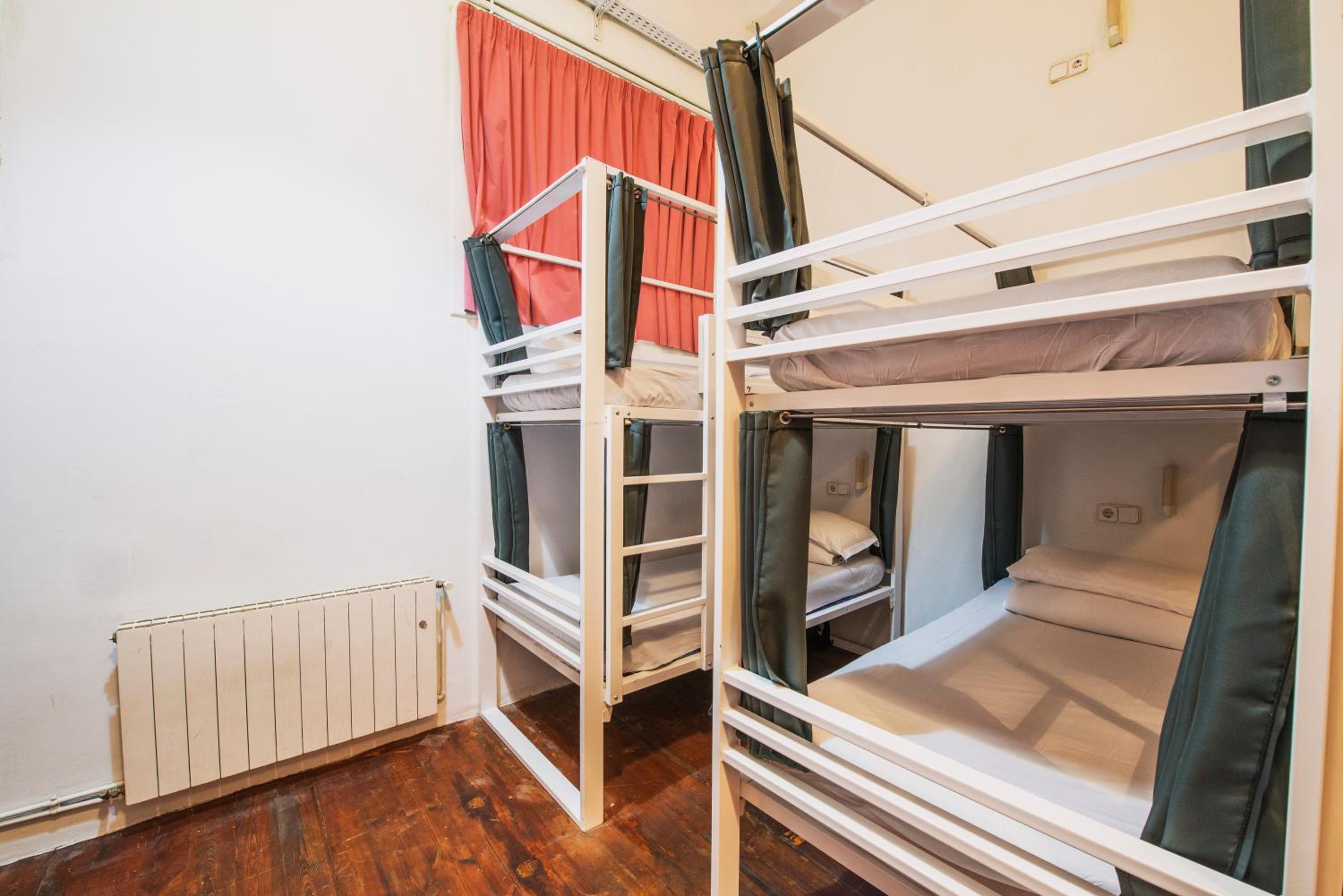 Dormitorio Privado de 6 Camas con Baño Compartido