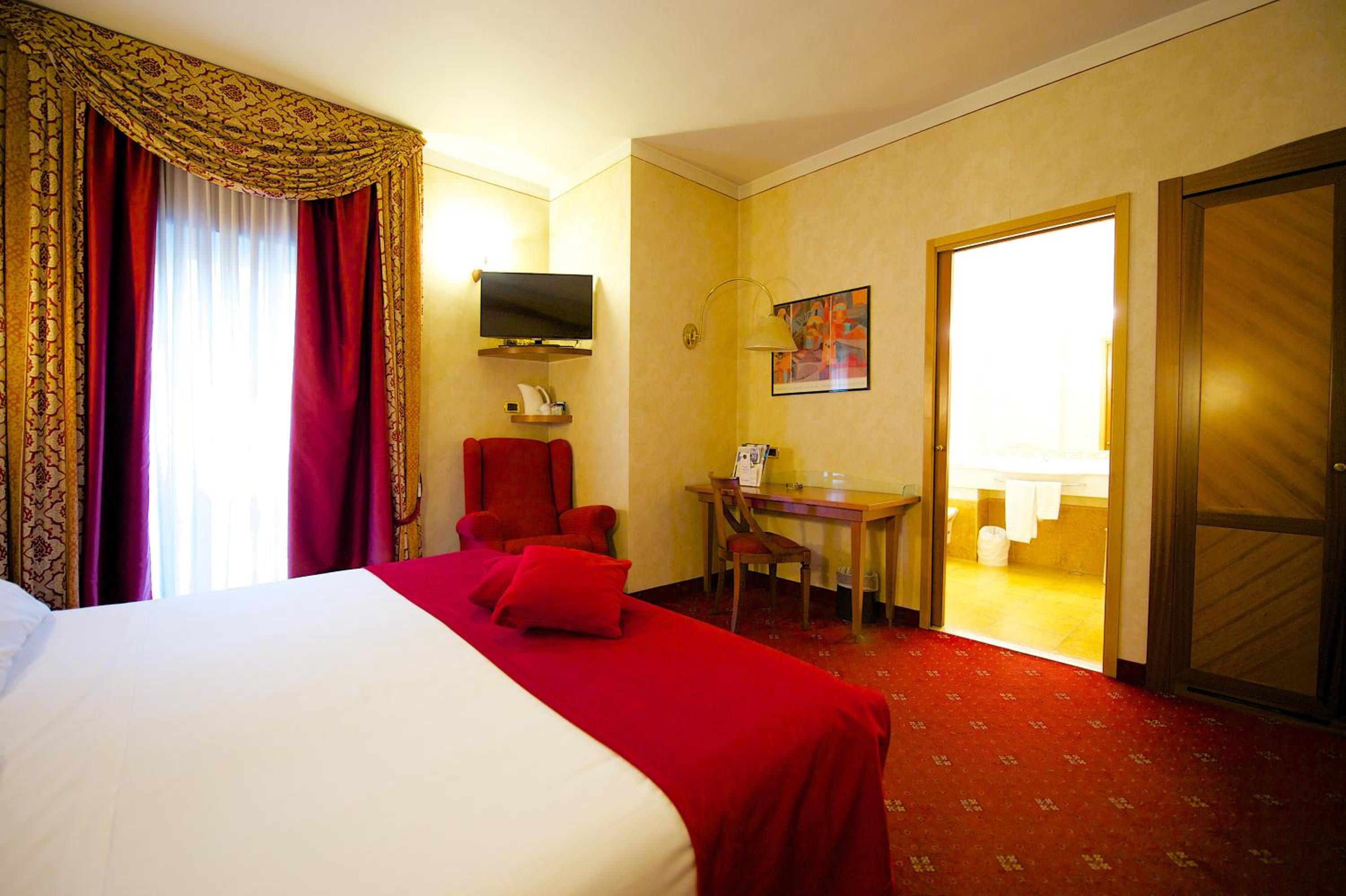 Classic Queen Room - Photo 12
