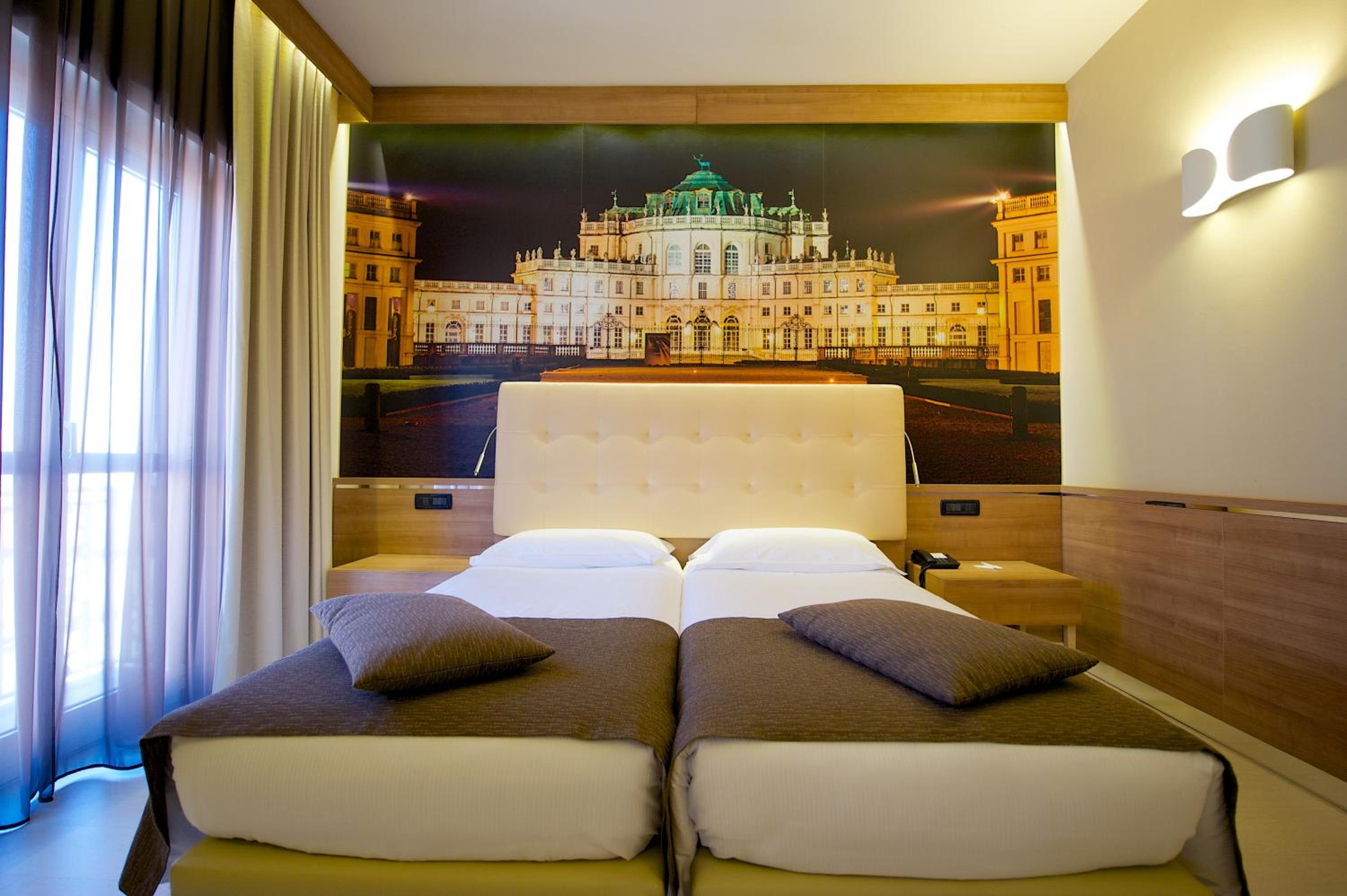 Deluxe Queen Room - Photo 9