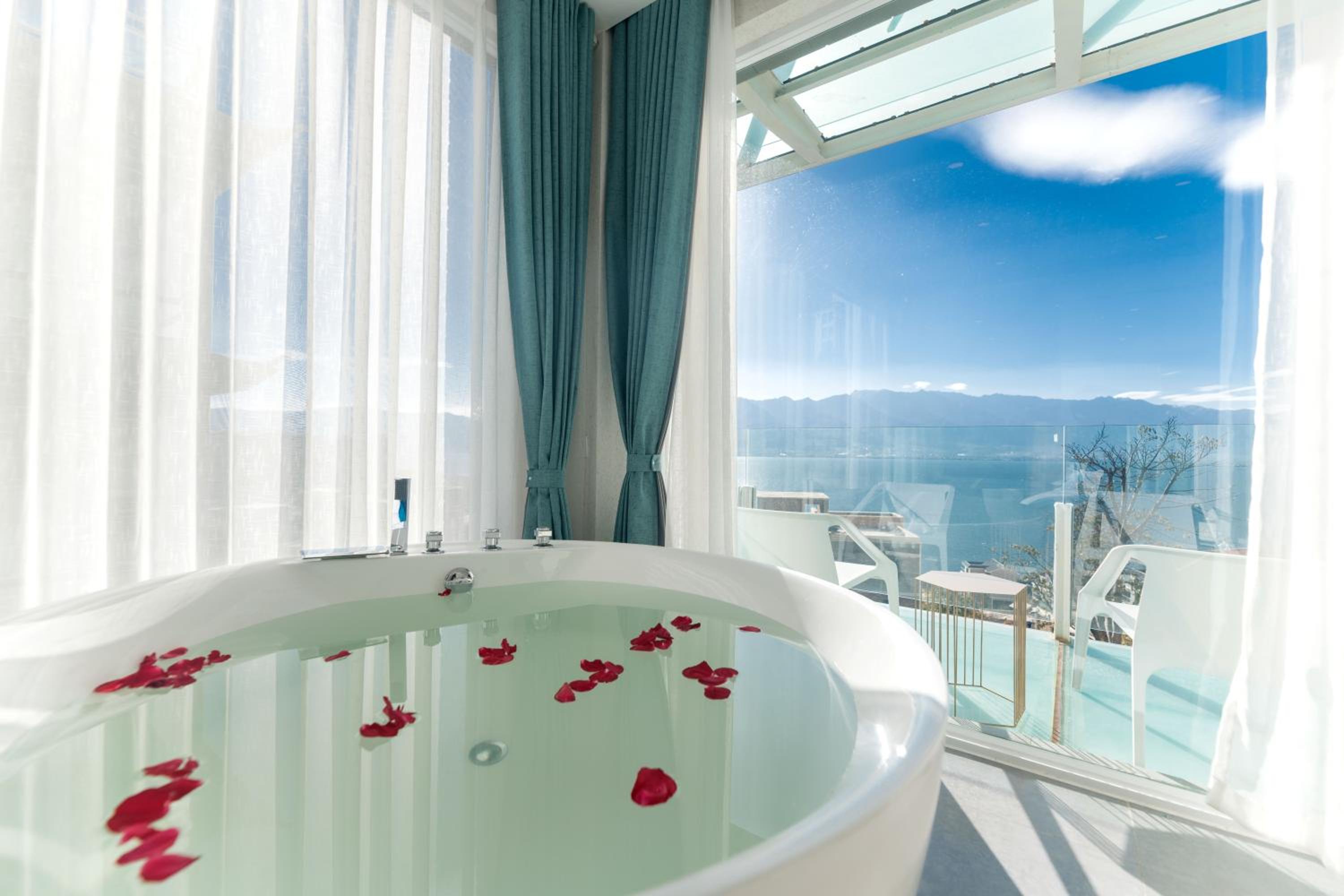 Deluxe Double Room with Balcony and Sea View photo 2