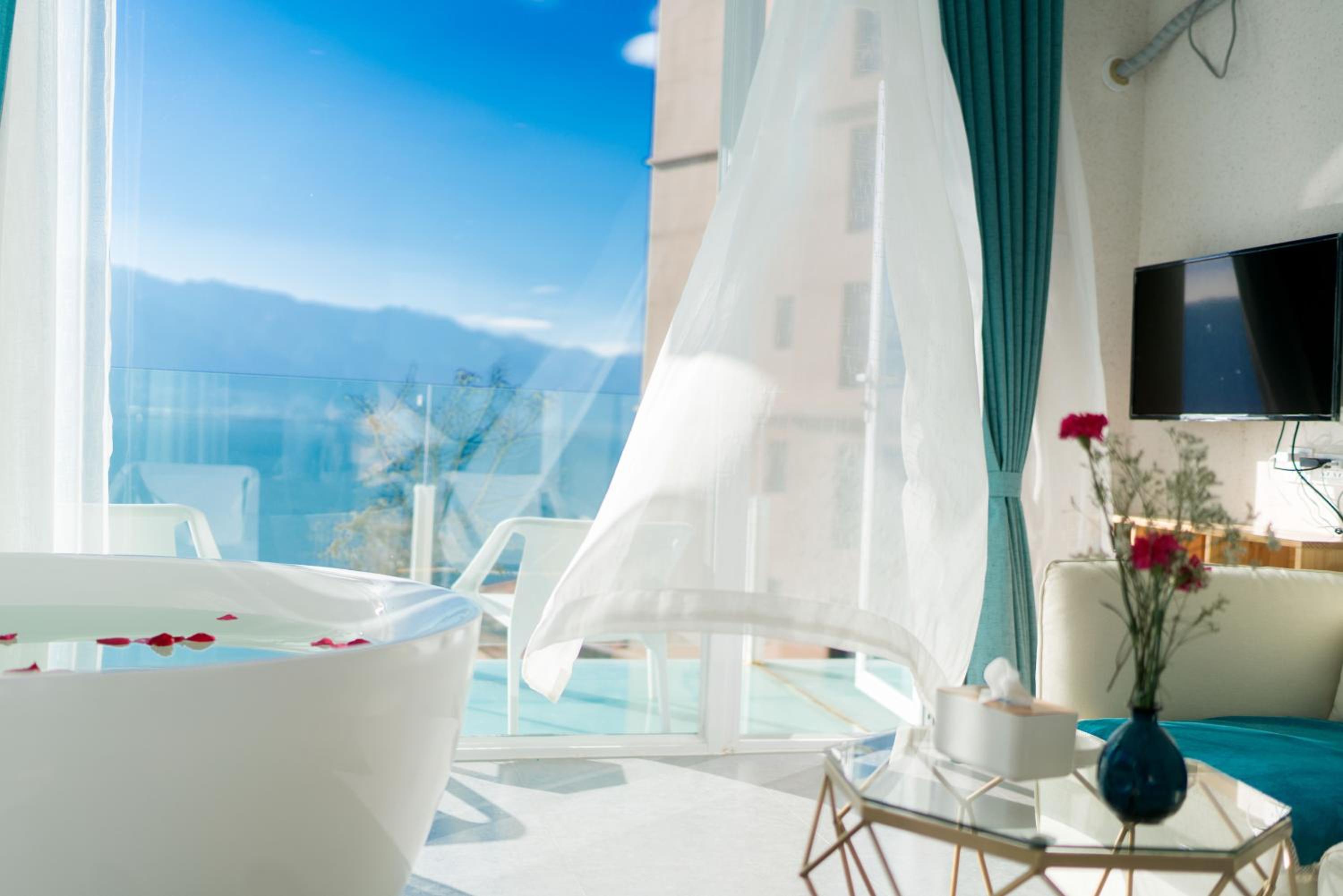 Deluxe Double Room with Balcony and Sea View photo 3