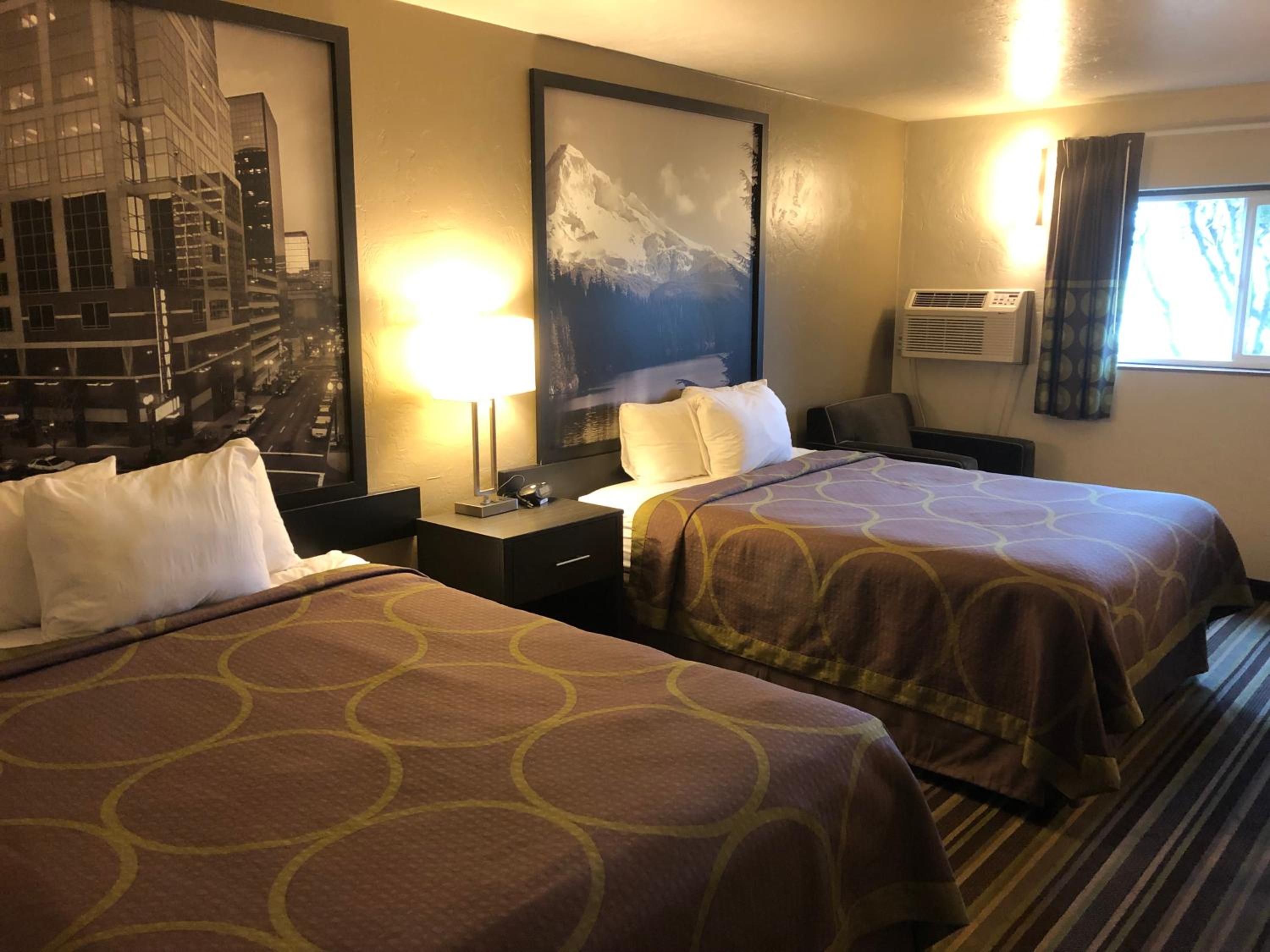 Queen Room with Two Queen Beds - Non-Smoking - Photo 2