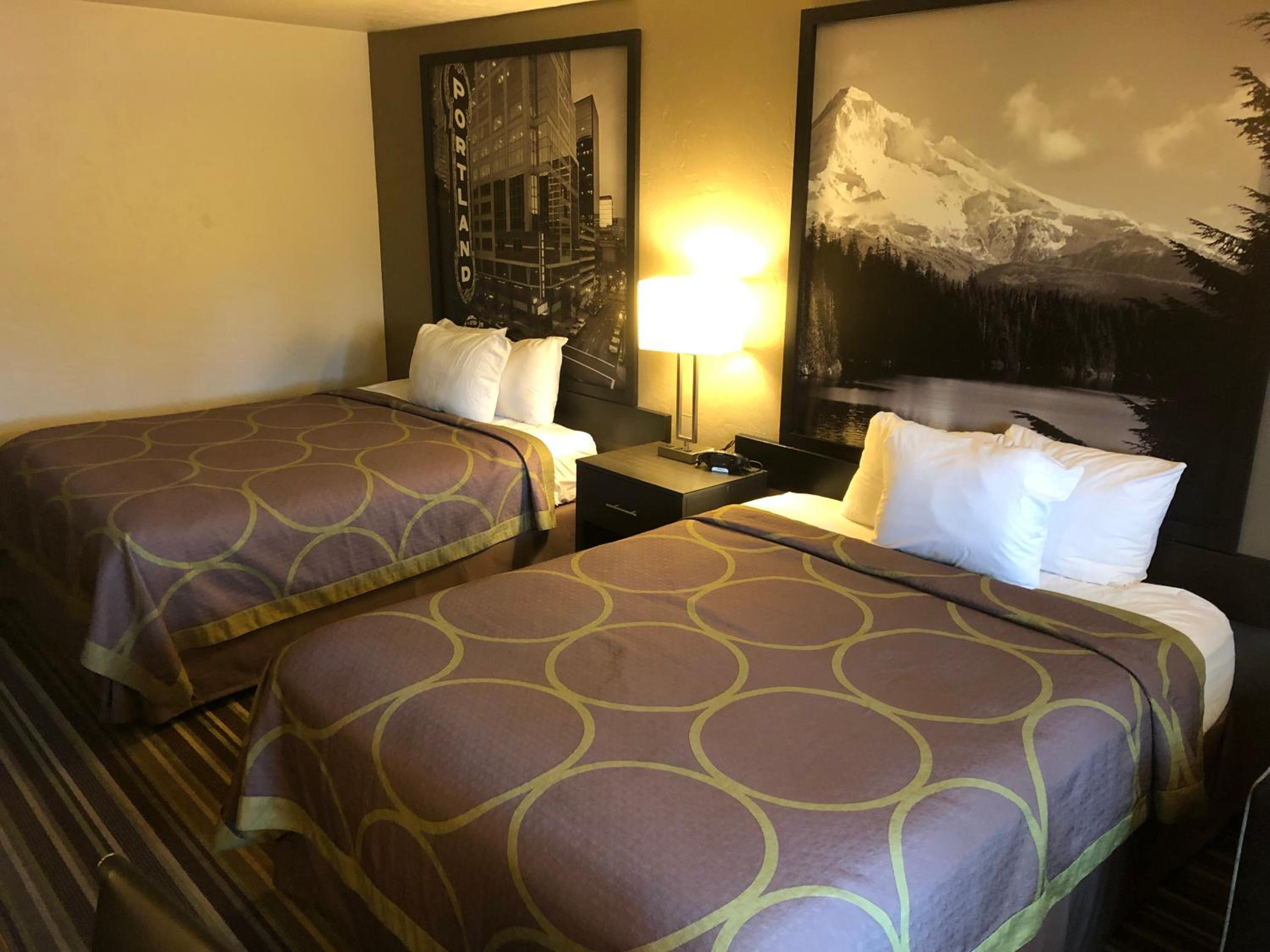 Queen Room with Two Queen Beds - Non-Smoking - Photo 3