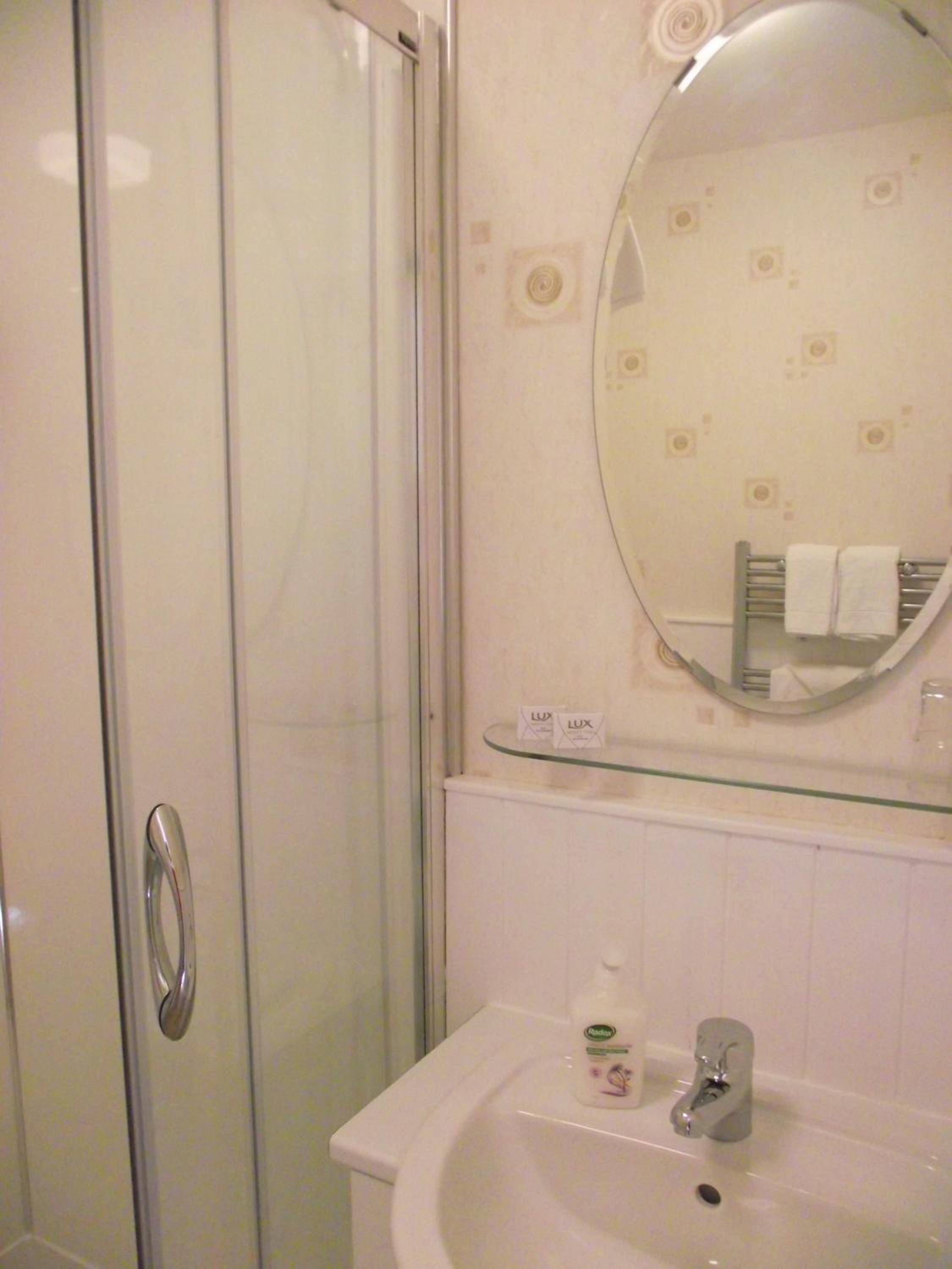 Twin Room with Private Bathroom - Photo 2