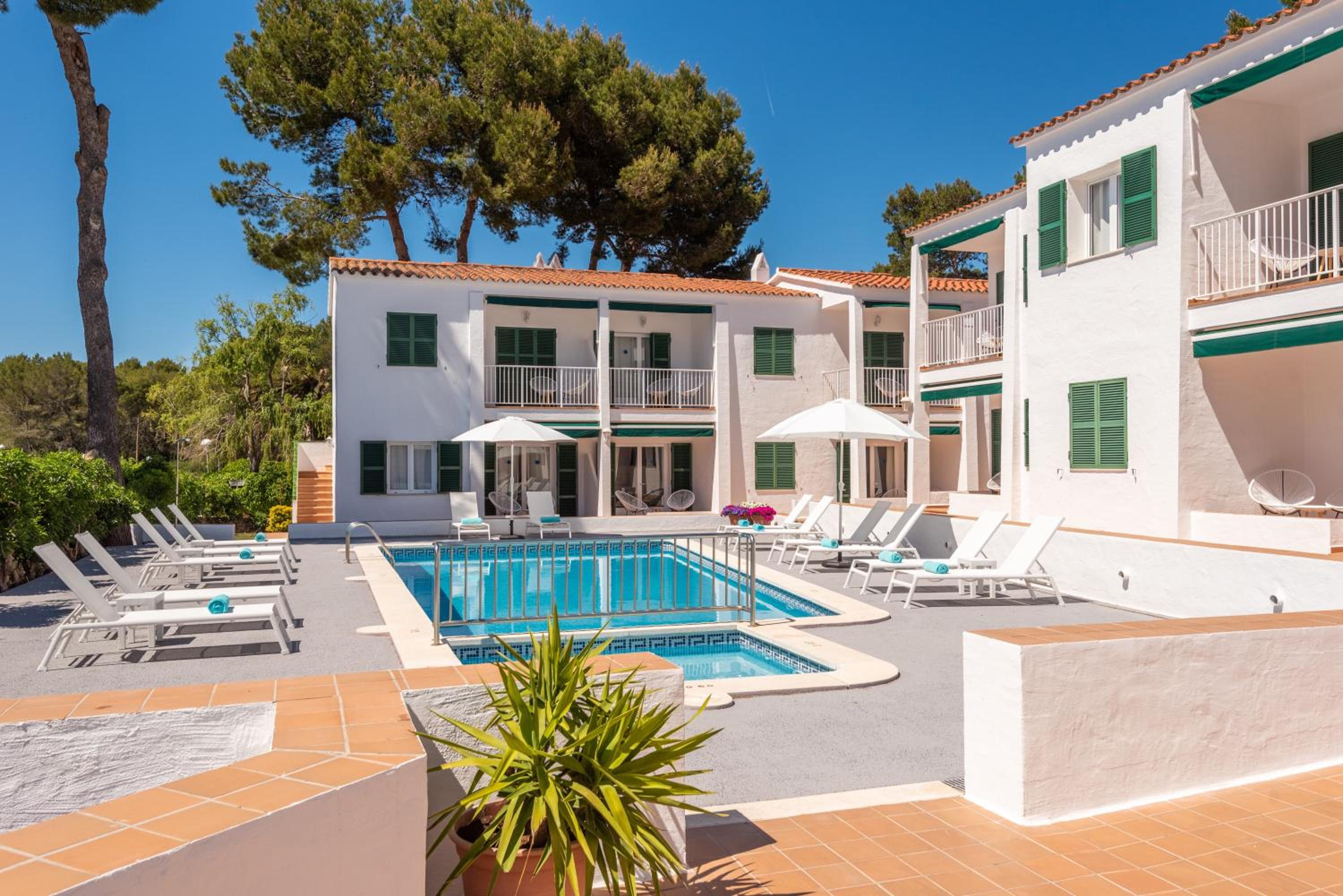 One-Bedroom Apartment with Pool View photo 2