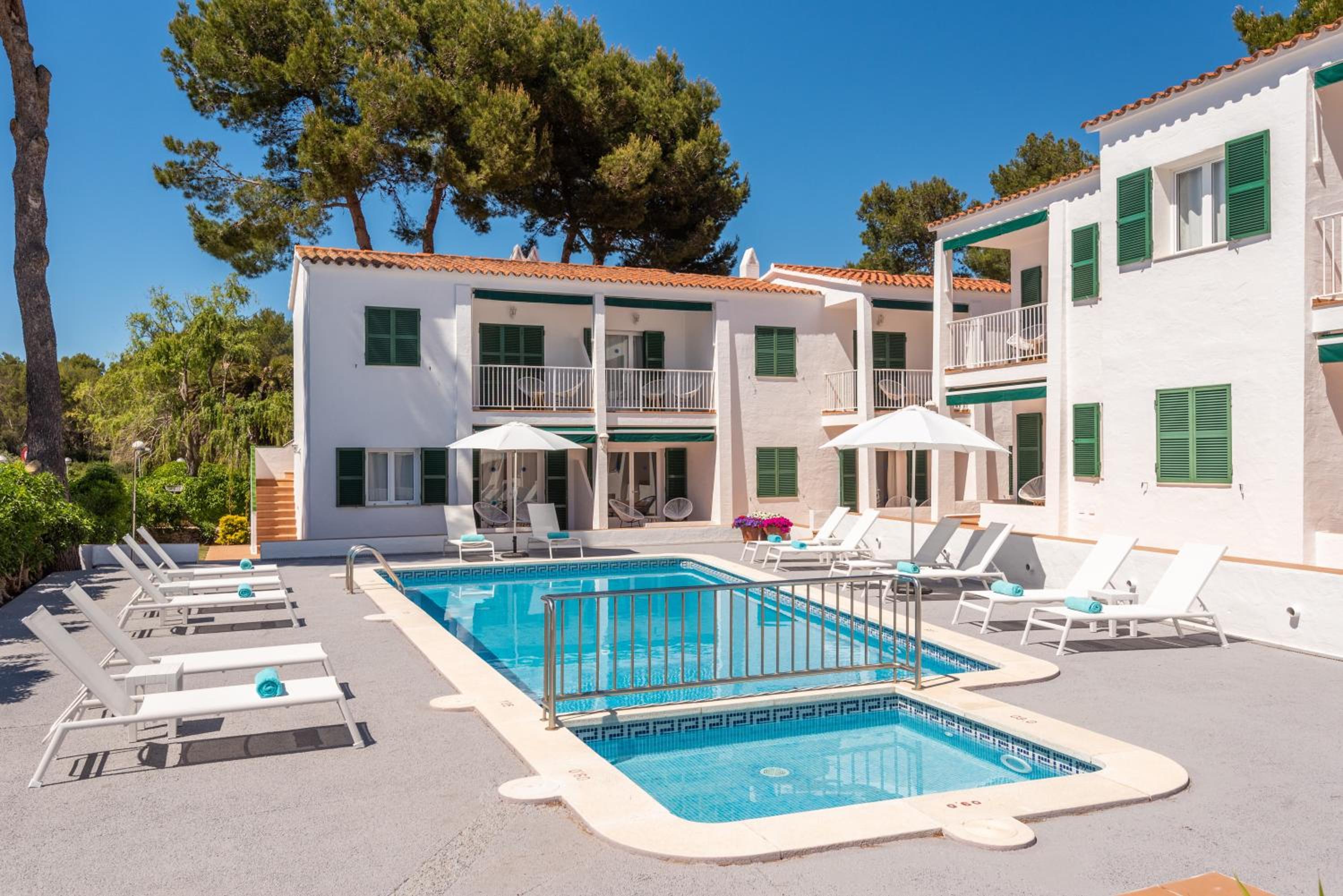 One-Bedroom Apartment with Pool View photo 2