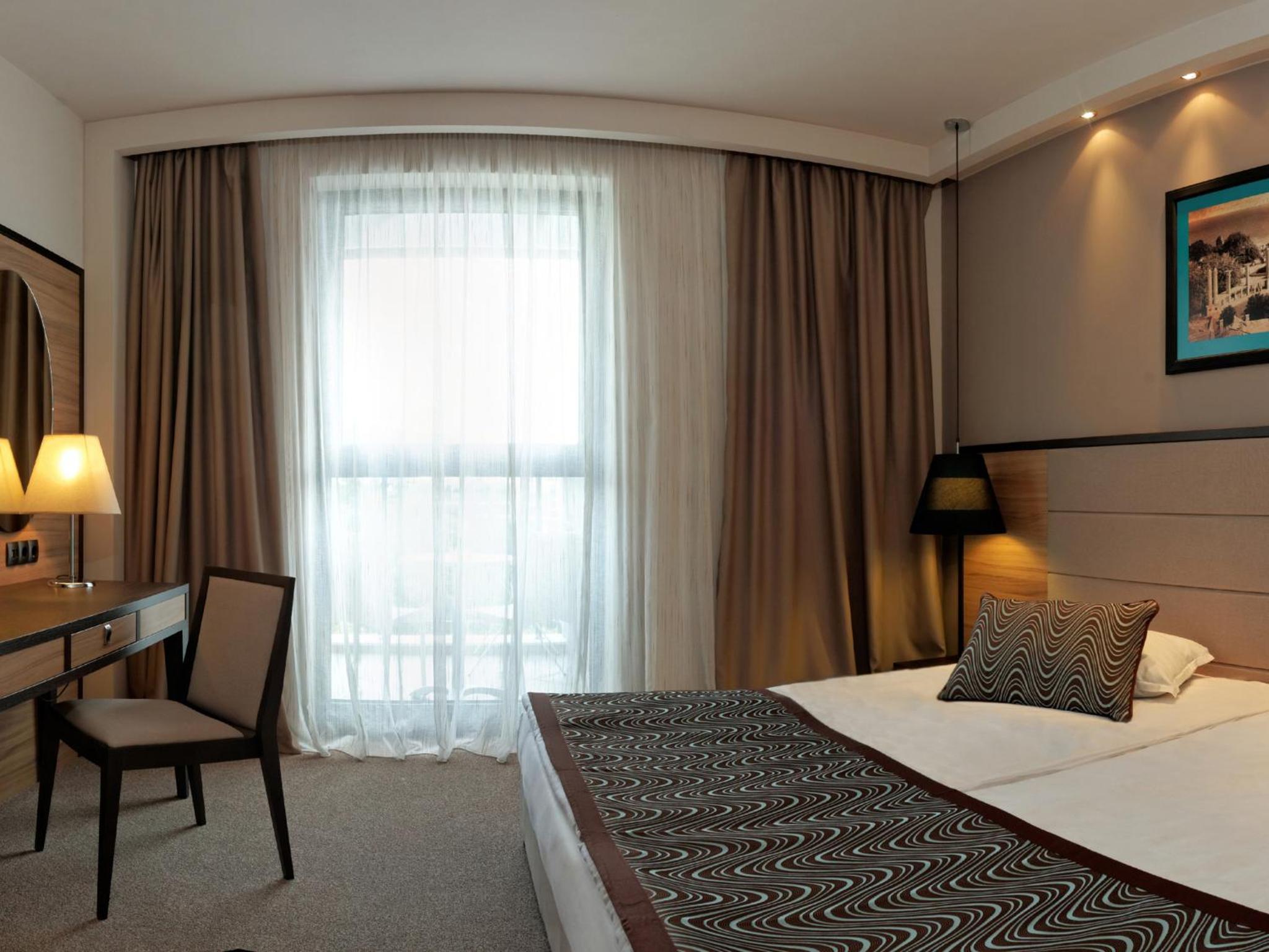 One-Bedroom Apartment with Balcony