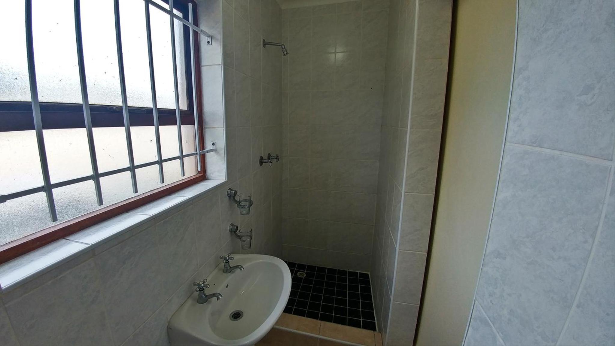 Queen Room with Pool View - Photo 4