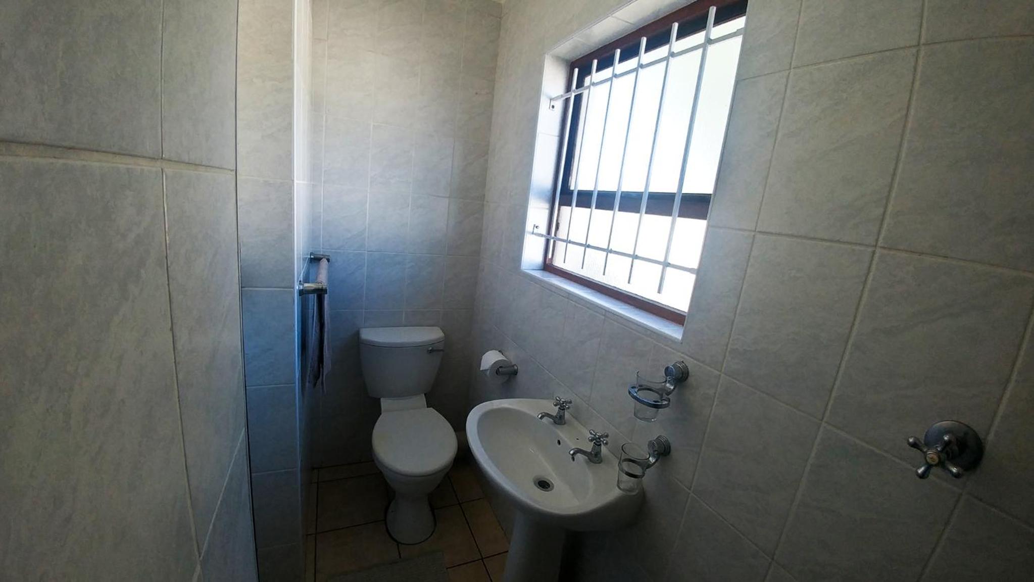 Queen Room with Pool View - Photo 6