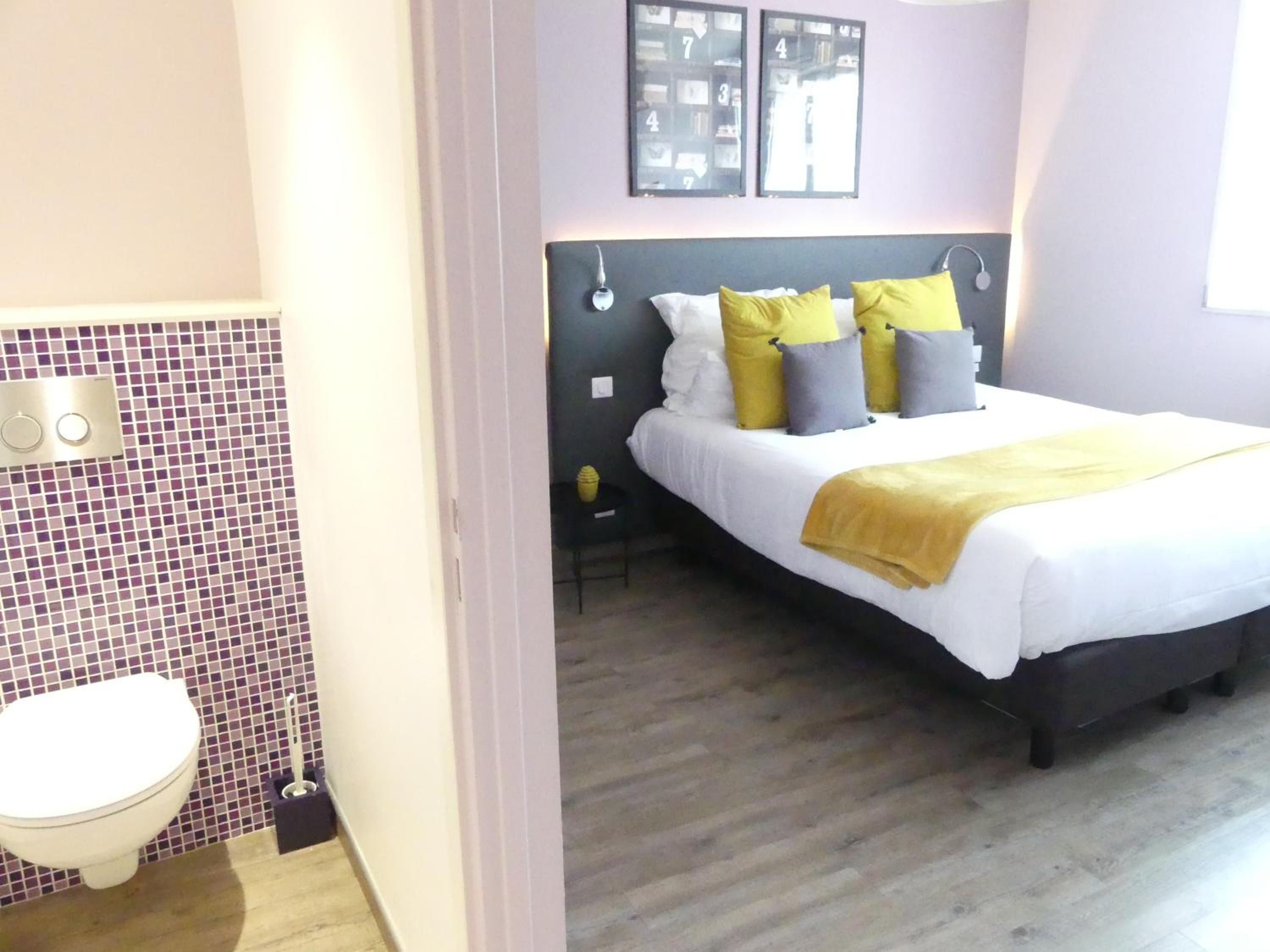 Comfort Room with City View - Photo 5
