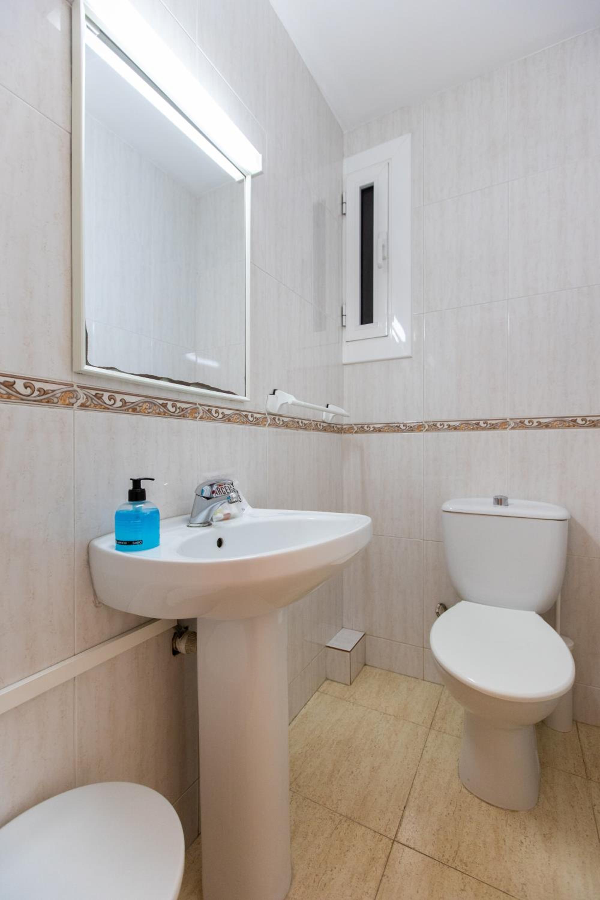 Three-Bedroom Apartment-Roger De Flor photo 2