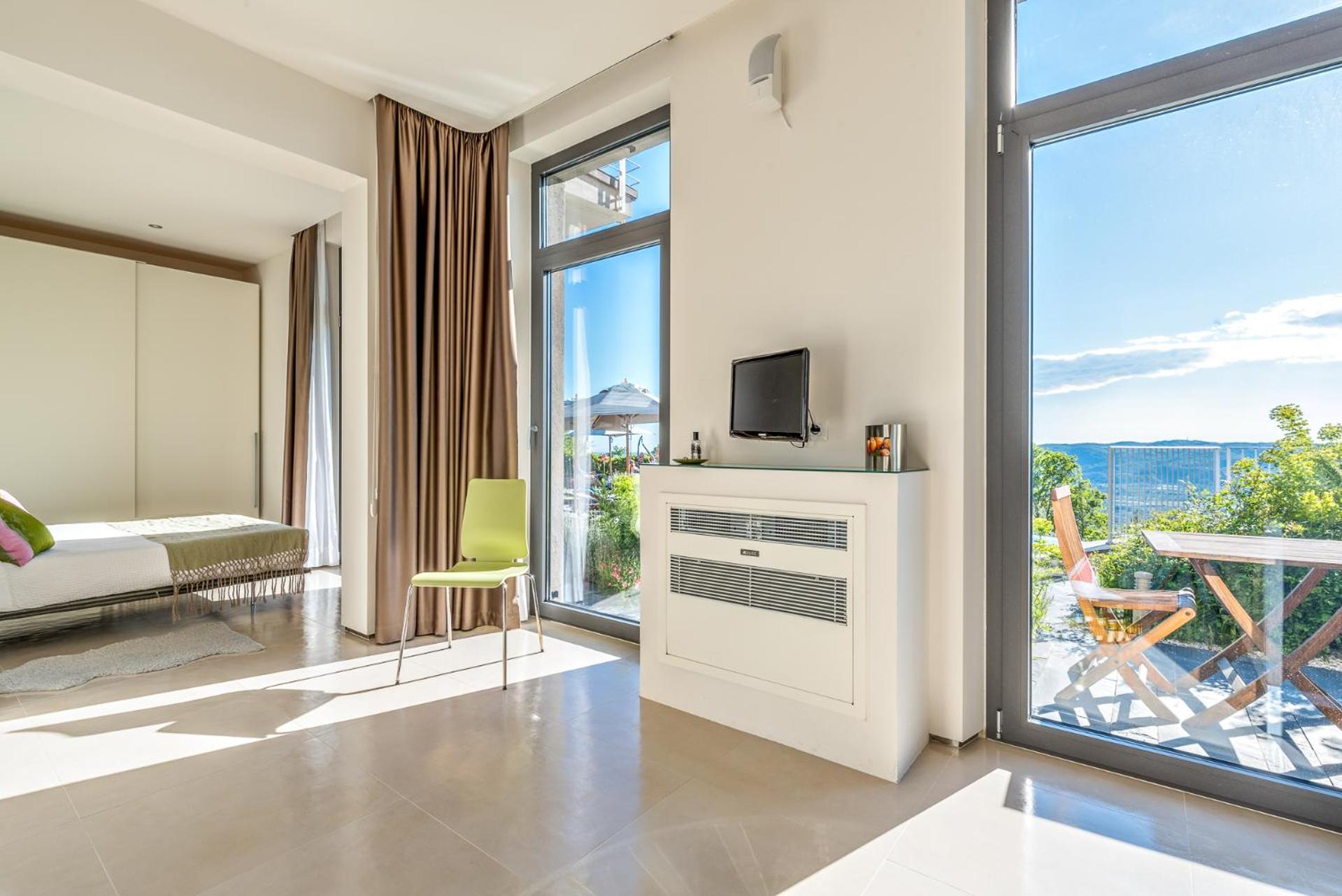 Suite with Pool View photo 1
