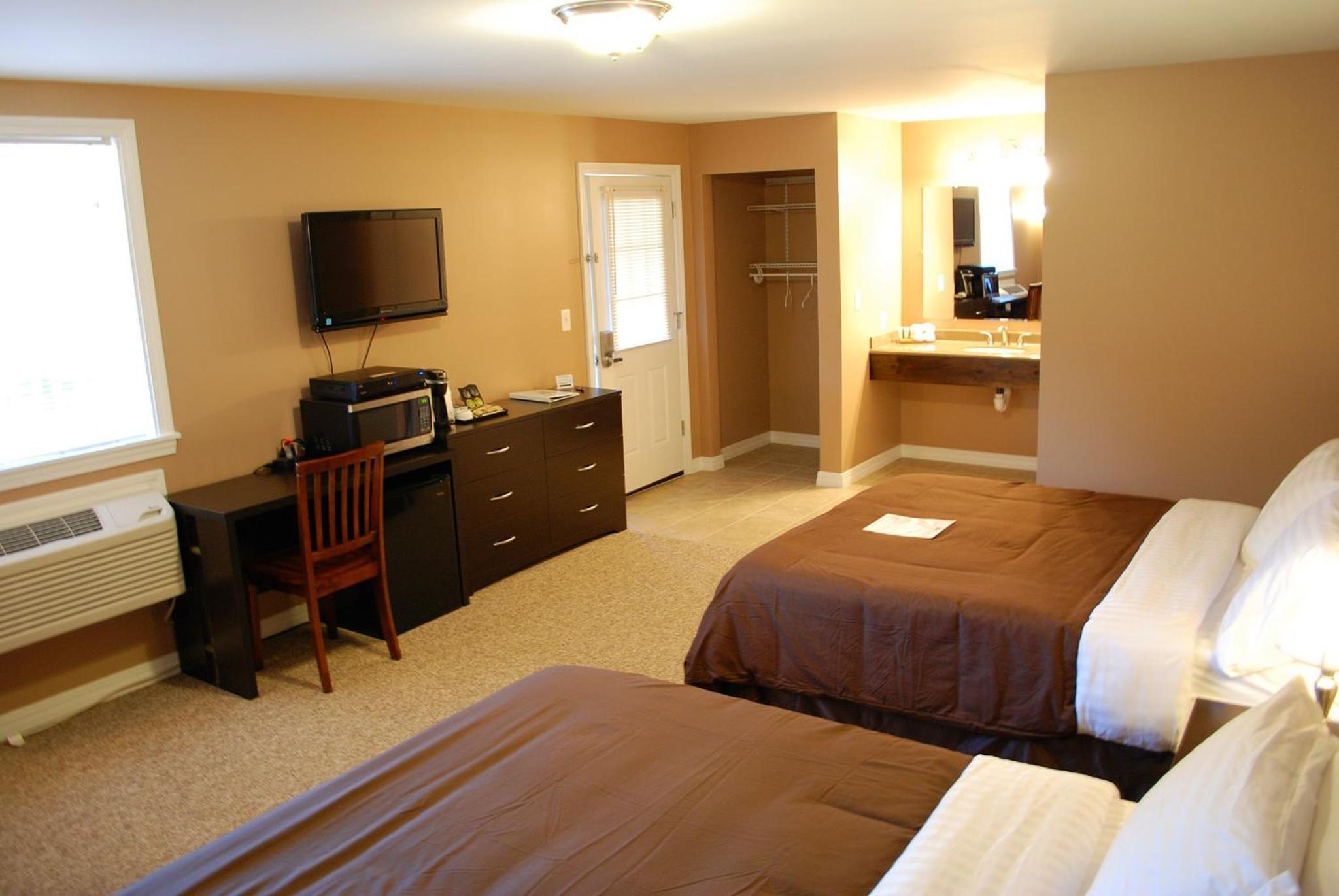 Queen Room with Two Queen Beds photo 3
