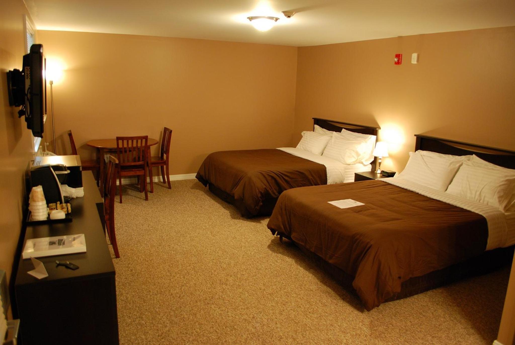 Queen Room with Two Queen Beds photo 2
