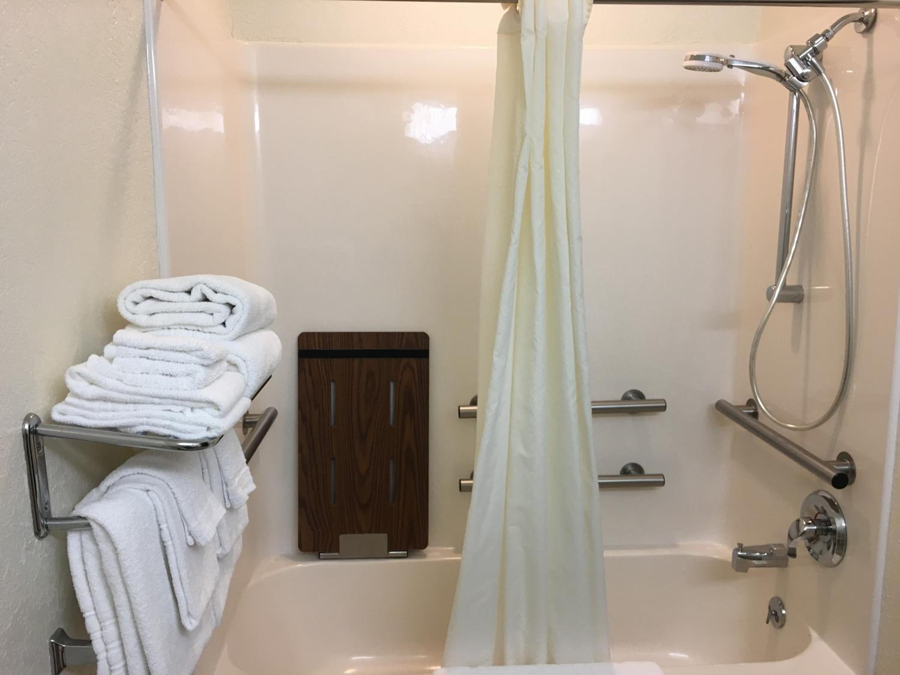 Queen Room with Tub with Grab Bars - Mobility Accessible/Non-Smoking - Photo 8