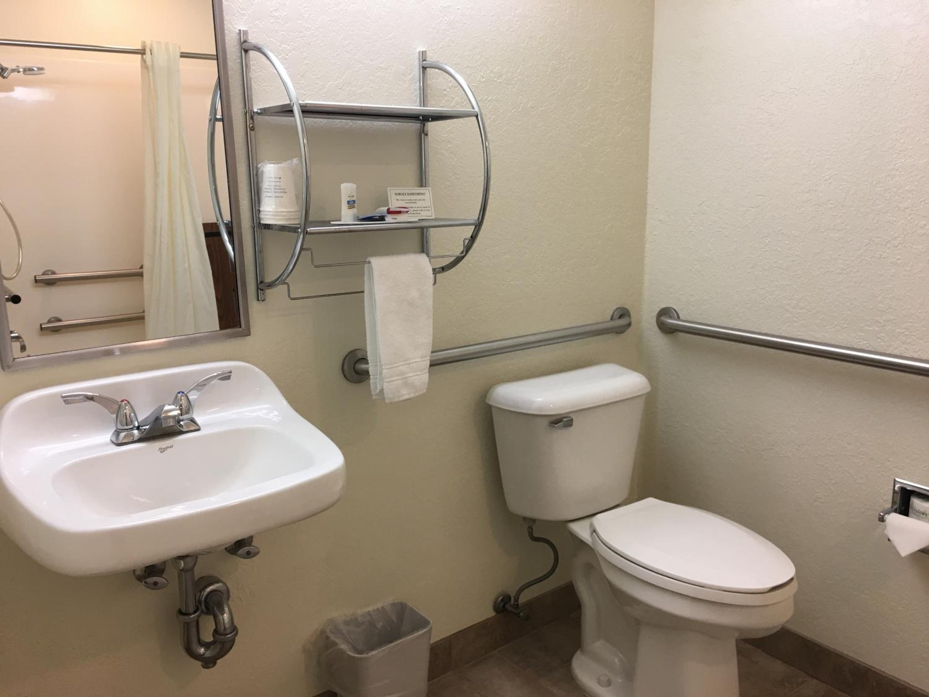 Queen Room with Tub with Grab Bars - Mobility Accessible/Non-Smoking - Photo 5