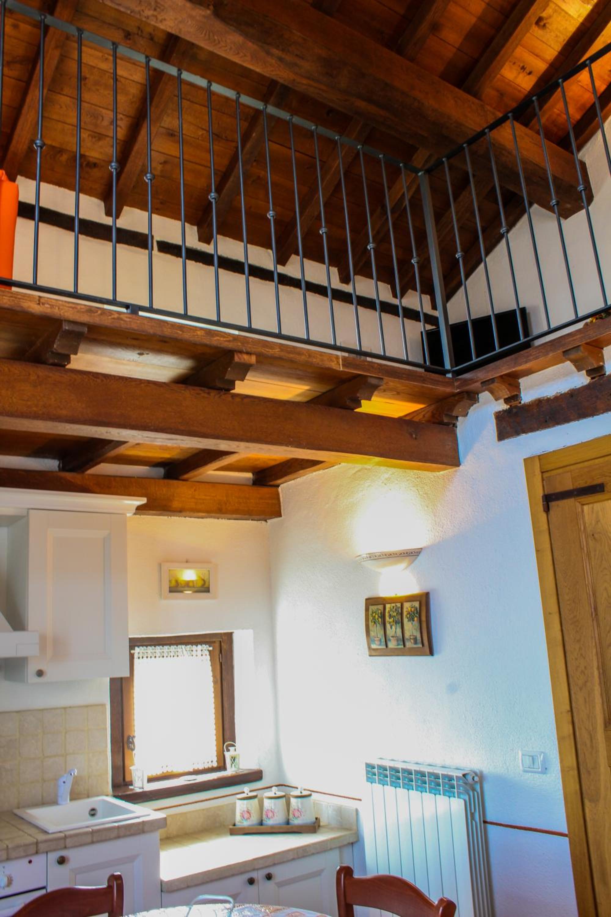 Apartment - Split Level - Photo 2